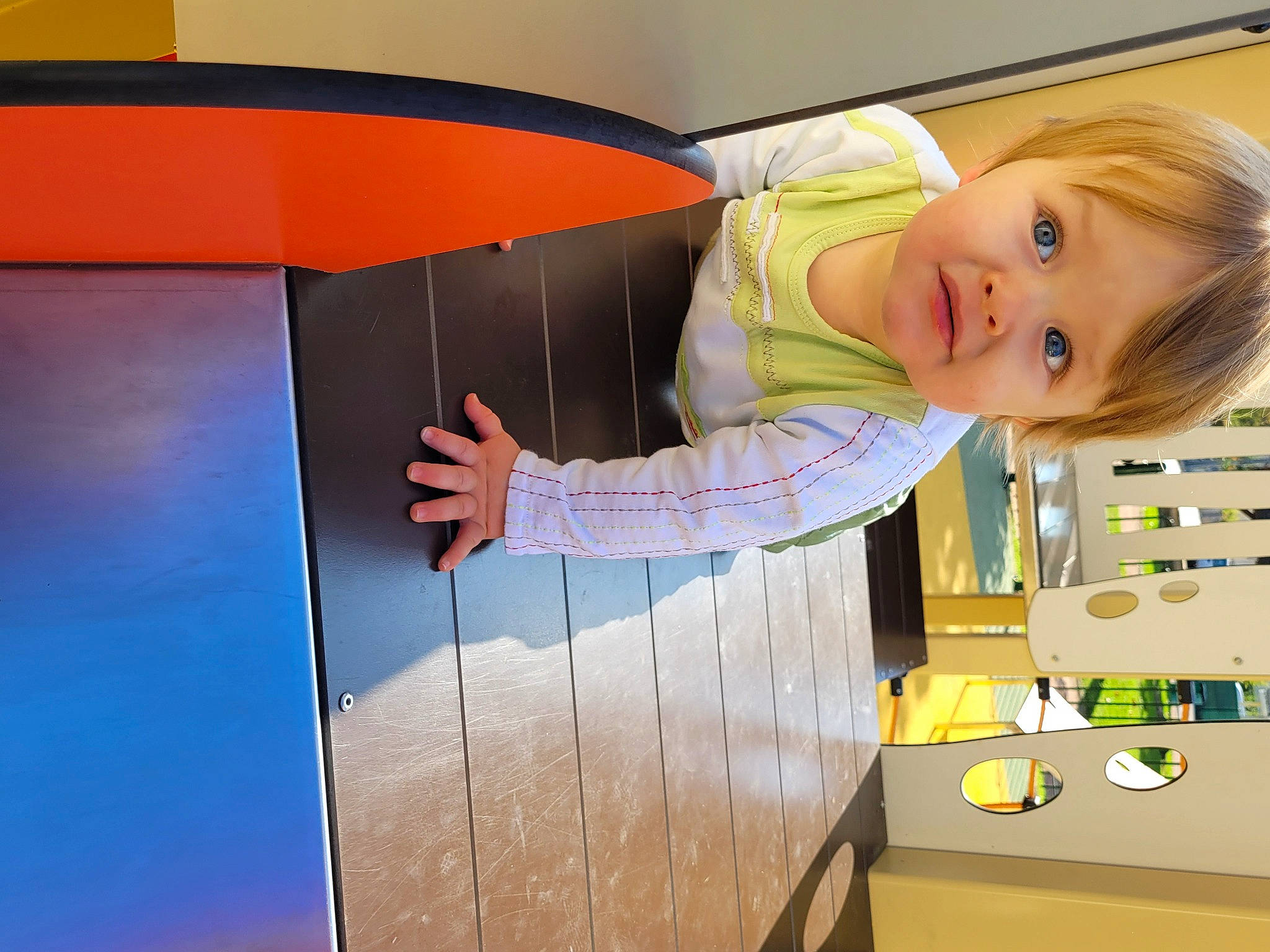 Lukas participe au concours pour gagner de l'argent avec cette photo : baby, baby_products, baby_safety, baby_toddler_clothing, child, comfort, flooring, fun, happy, leisure, orange, person, play, room, toddler, wood