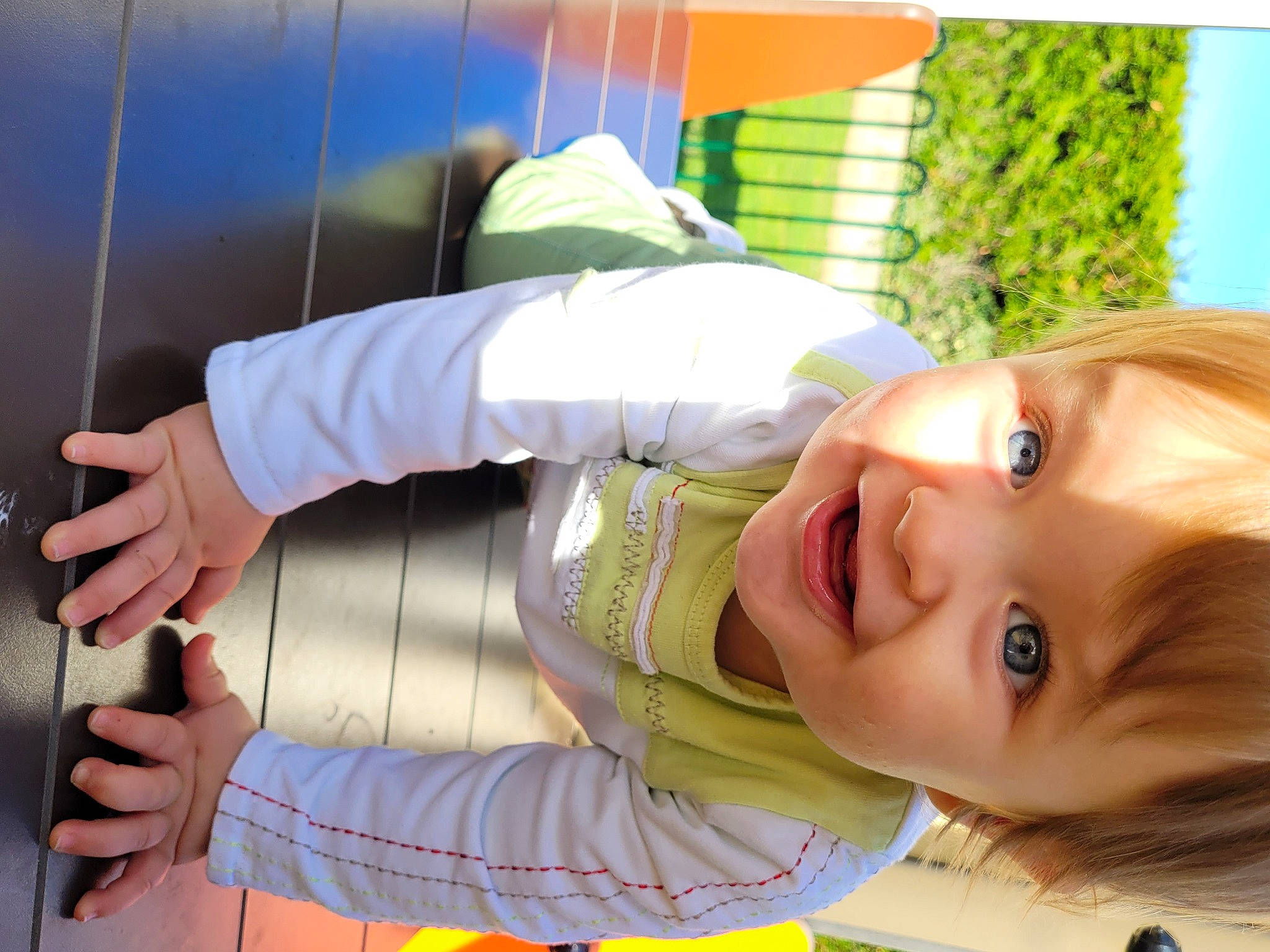 Lukas a rejoint le concours — aidez-le/la à gagner de superbes lots ! baby, baby_toddler_clothing, child, eye, fun, gesture, grass, happy, head, leisure, nose, person, plant, recreation, room, smile, thumb, toddler, tree, wrist