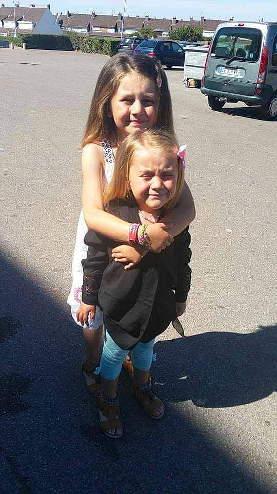 Maelya a rejoint le concours — aidez-le/la à gagner de superbes lots ! auto_part, car, child, family_car, footwear, fun, gesture, joy, luxury_vehicle, minivan, person, photography, shoe, smile, snapshot, toddler, vacation, vehicle