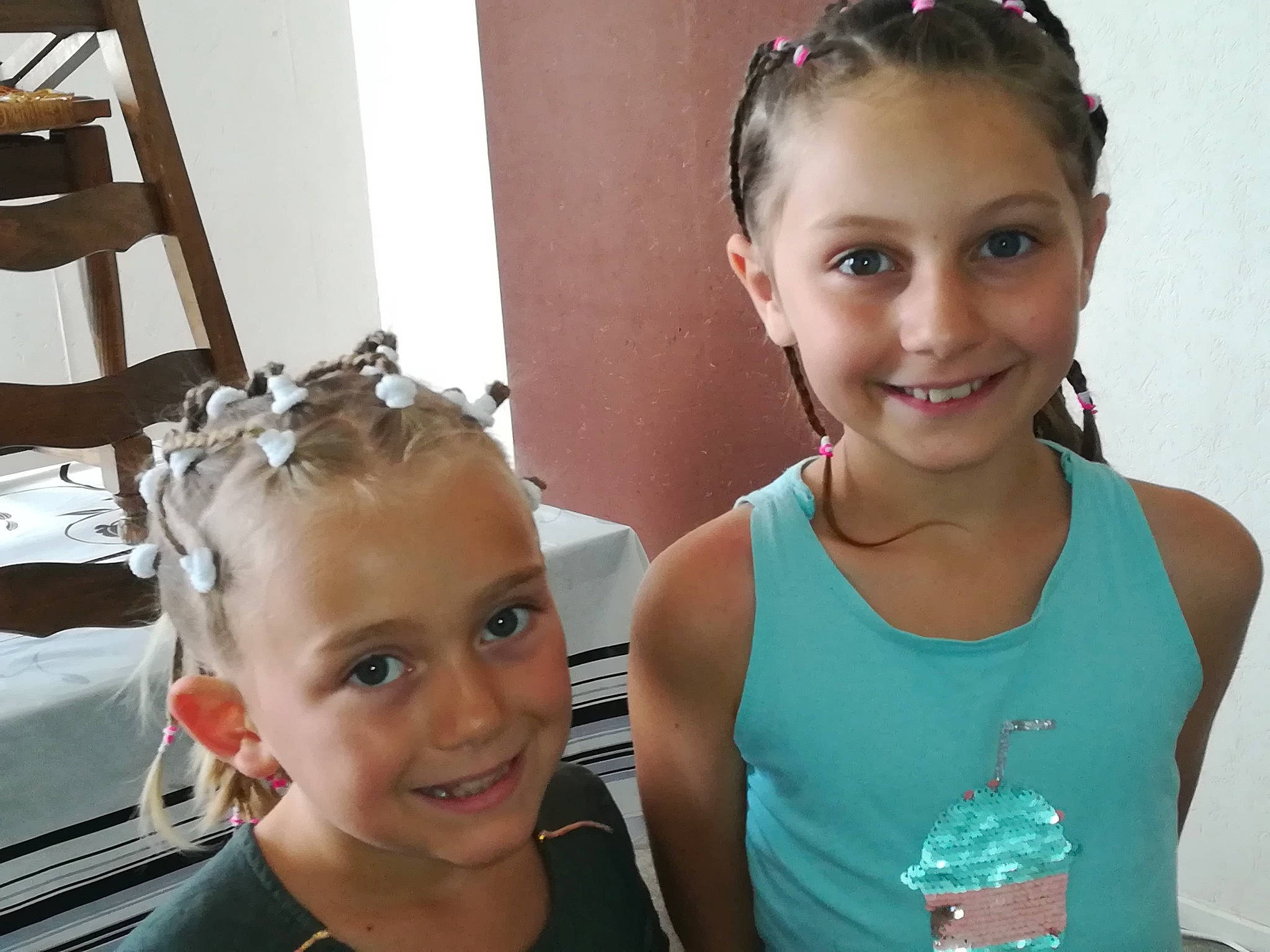 Maelya a rejoint le concours — aidez-le/la à gagner de superbes lots ! chignon, child, ear, face, fashion_accessory, forehead, hair, hair_accessory, hairstyle, head, headgear, headpiece, joy, person