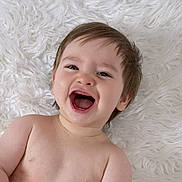 Julian a rejoint le concours — aidez-le/la à gagner de superbes lots ! baby, infant, smile, laughing, happy, face, skin, hair, child, portrait, closeup, lying_down, bare_chest, cute, young, white_background, soft_texture, fluffy, innocence, joy
