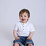 Julian a rejoint le concours — aidez-le/la à gagner de superbes lots ! baby, infant, child, smiling, sitting, white_shirt, blue_jeans, barefoot, portrait, studio, cute, happy, young_child, people, one_person, casual_clothing, front_view, isolated, light_background, indoors
