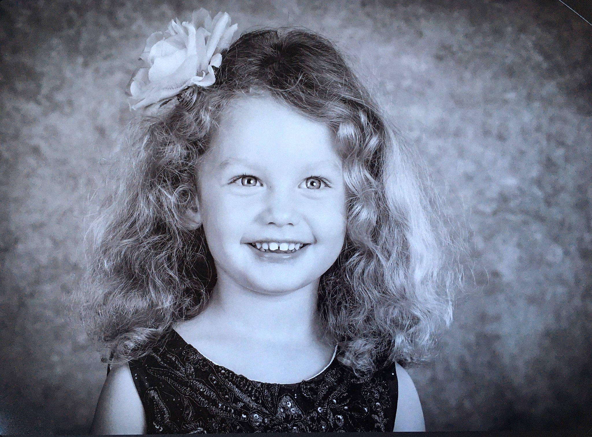 Bleuenn participe au concours pour gagner de l'argent avec cette photo : black_and_white, cheek, chin, eye, eyebrow, face, facial_expression, flash_photography, happy, headgear, iris, joy, lip, nose, person, photograph, skin, smile, standing, style