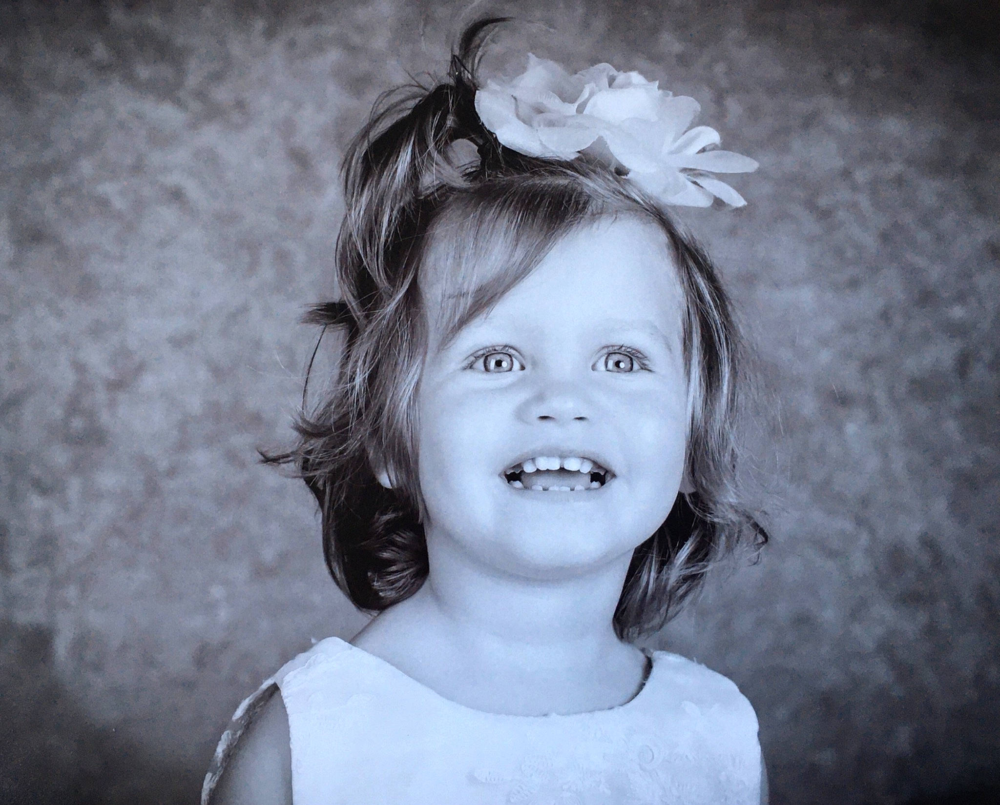 Erynn a rejoint le concours — aidez-le/la à gagner de superbes lots ! black_and_white, cheek, chin, ear, eye, eyebrow, eyelash, facial_expression, flash_photography, hair, hairstyle, happy, head, human, iris, joy, lip, neck, organ, person