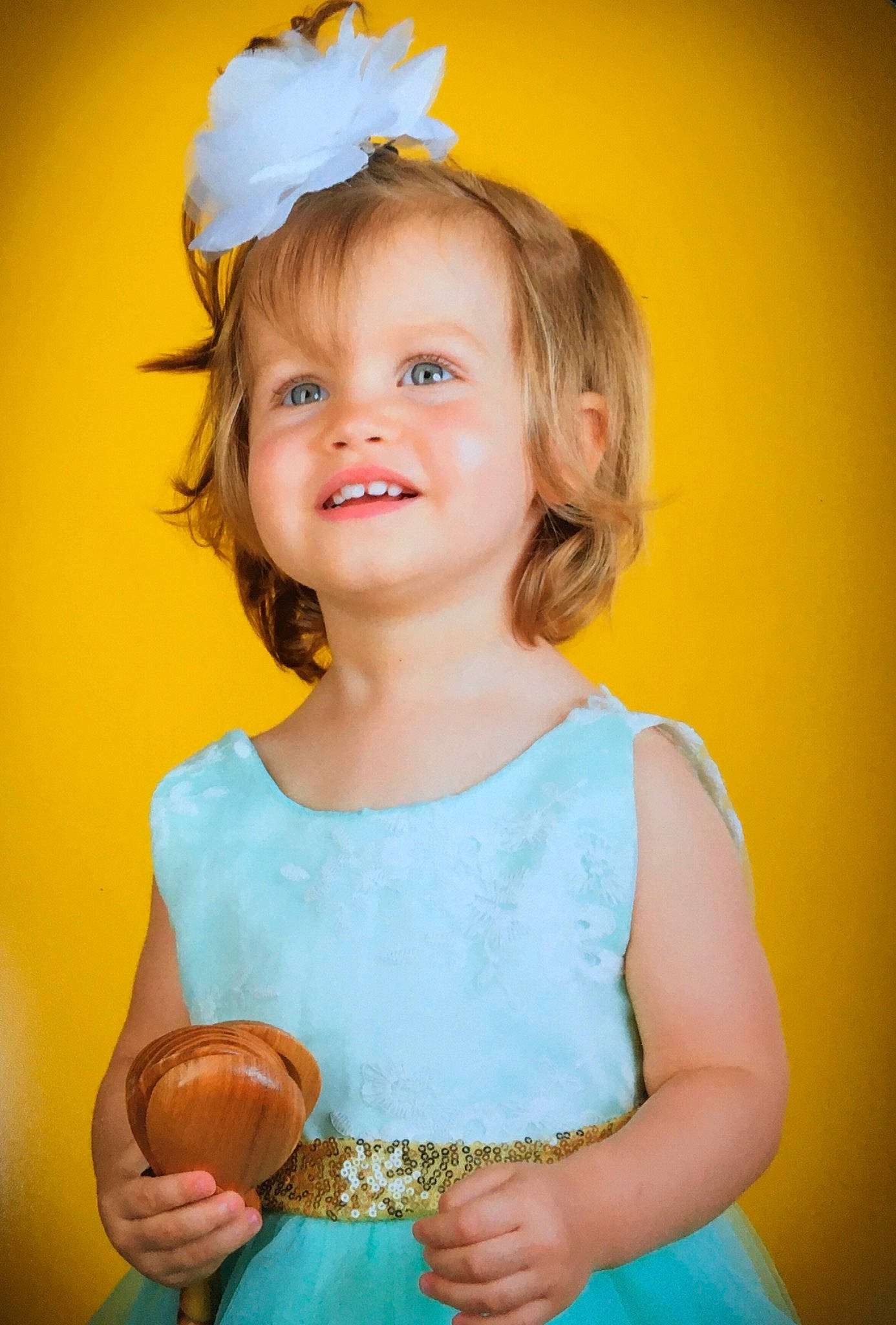 Erynn a rejoint le concours — aidez-le/la à gagner de superbes lots ! arm, azure, baby_toddler_clothing, blue, child, dress, electric_blue, finger, flash_photography, fun, gesture, hand, happy, headband, headpiece, iris, jewellery, joy, people, person