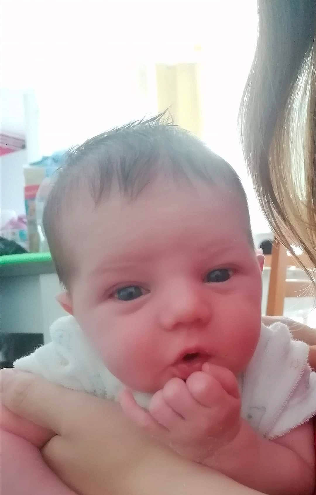 Tiago participe au concours pour gagner de l'argent avec cette photo : baby, baby_toddler_clothing, cheek, ear, eyebrow, eyelash, face, facial_expression, finger, forehead, gesture, hand, happy, iris, lip, mouth, neck, nose, person, skin