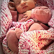 Esmée a rejoint le concours — aidez-le/la à gagner de superbes lots ! baby, newborn, sleeping, pink_clothing, blanket, knitted_blanket, cozy, soft_texture, infant, cute, peaceful, wrapped, hands, face, portrait, indoor, warm, resting, child, toddler