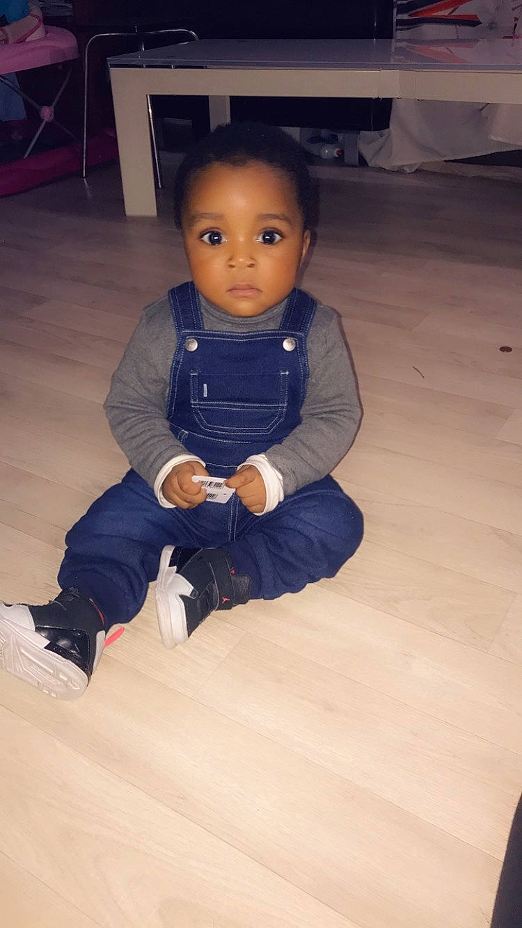 Marlon participe au concours pour gagner de l'argent avec cette photo : baby_toddler_clothing, comfort, denim, elbow, electric_blue, eye, flash_photography, floor, flooring, happy, hardwood, human_leg, jacket, knee, leg, person, sleeve, t_shirt, tints_and_shades, toddler