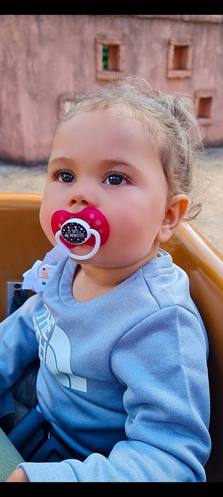 Liya a rejoint le concours — aidez-le/la à gagner de superbes lots ! audio_equipment, baby, baby_toddler_clothing, cheek, child, clothing, curious, electric_blue, eyelash, face, fruit, fun, happy, lip, nose, person, portrait_photography, skin, sleeve, toddler