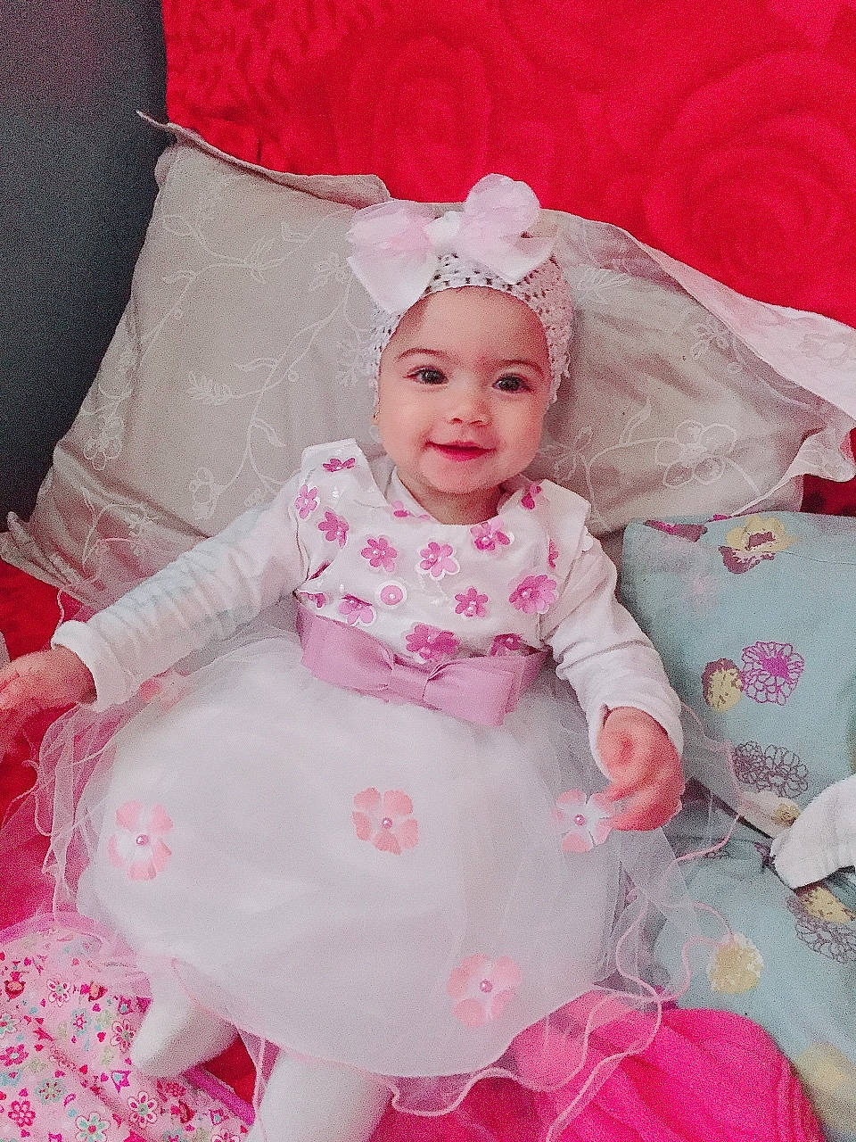 Kahina Emilie a rejoint le concours — aidez-le/la à gagner de superbes lots ! baby, baby_products, baby_toddler_clothing, child, costume, dress, face, hair_accessory, head, headgear, headpiece, person, pink, product, skin, smile, textile, toddler, white