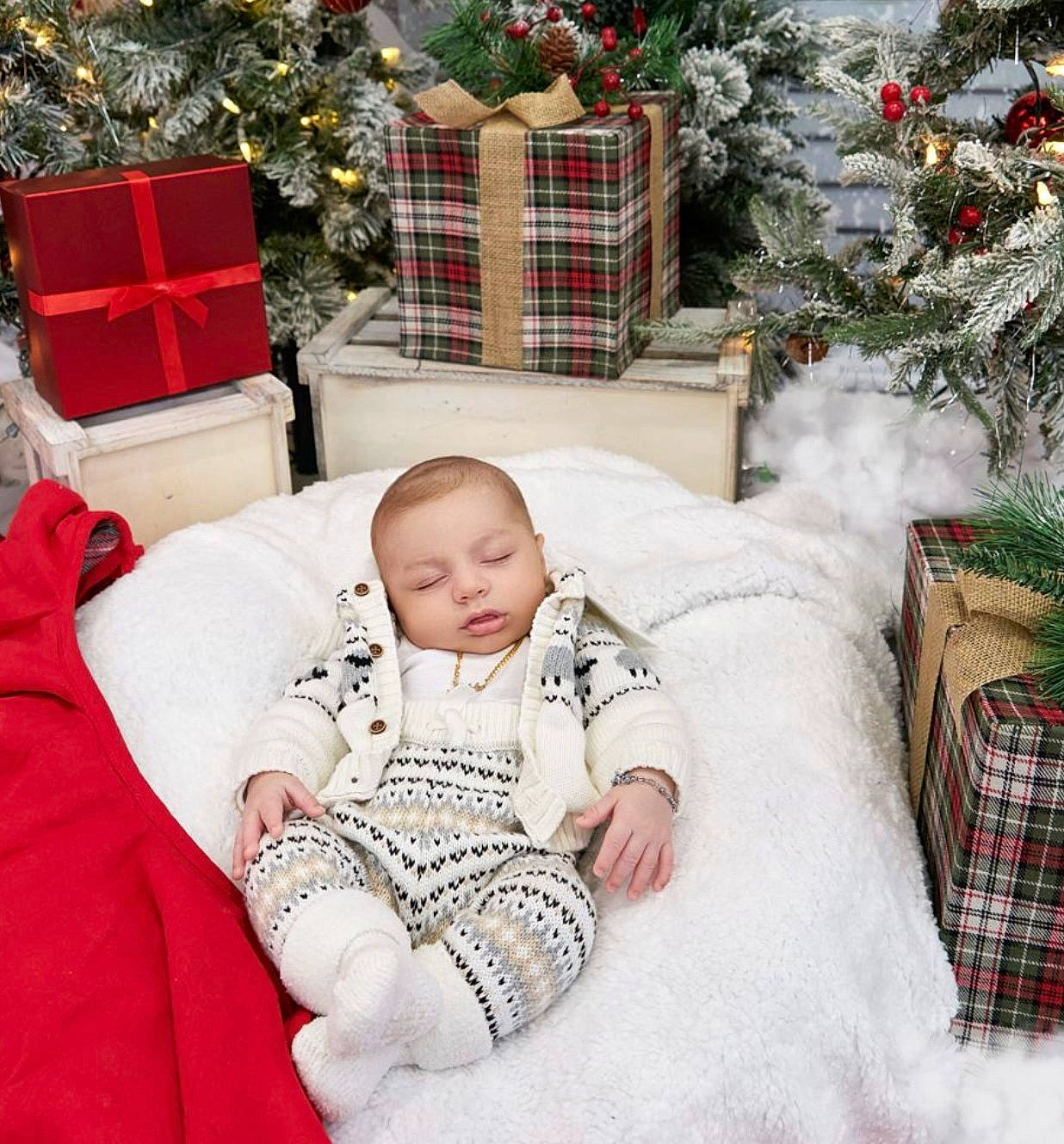 Nikko is registered to the contest to win money with this photo: baby, baby_toddler_clothing, christmas, christmas_decoration, christmas_eve, christmas_ornament, christmas_tree, comfort, event, happy, holiday, lap, ornament, pattern, person, sleeve, tartan, textile, toddler, white