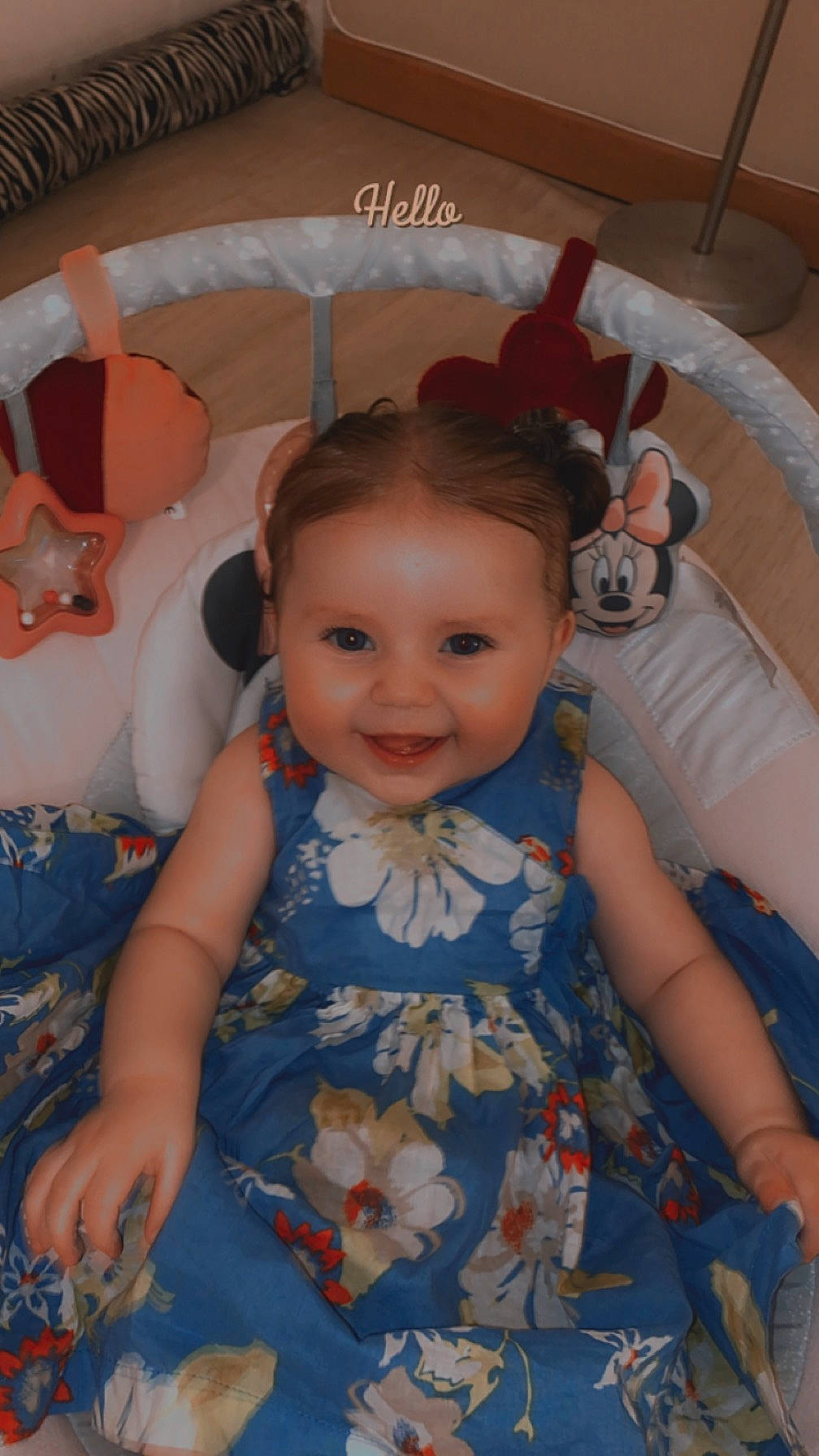 Aliya a rejoint le concours — aidez-le/la à gagner de superbes lots ! baby, baby_toddler_clothing, cheek, child, comfort, eye, face, fun, hairstyle, happy, head, iris, joy, pattern, person, pink, product, room, sitting, skin