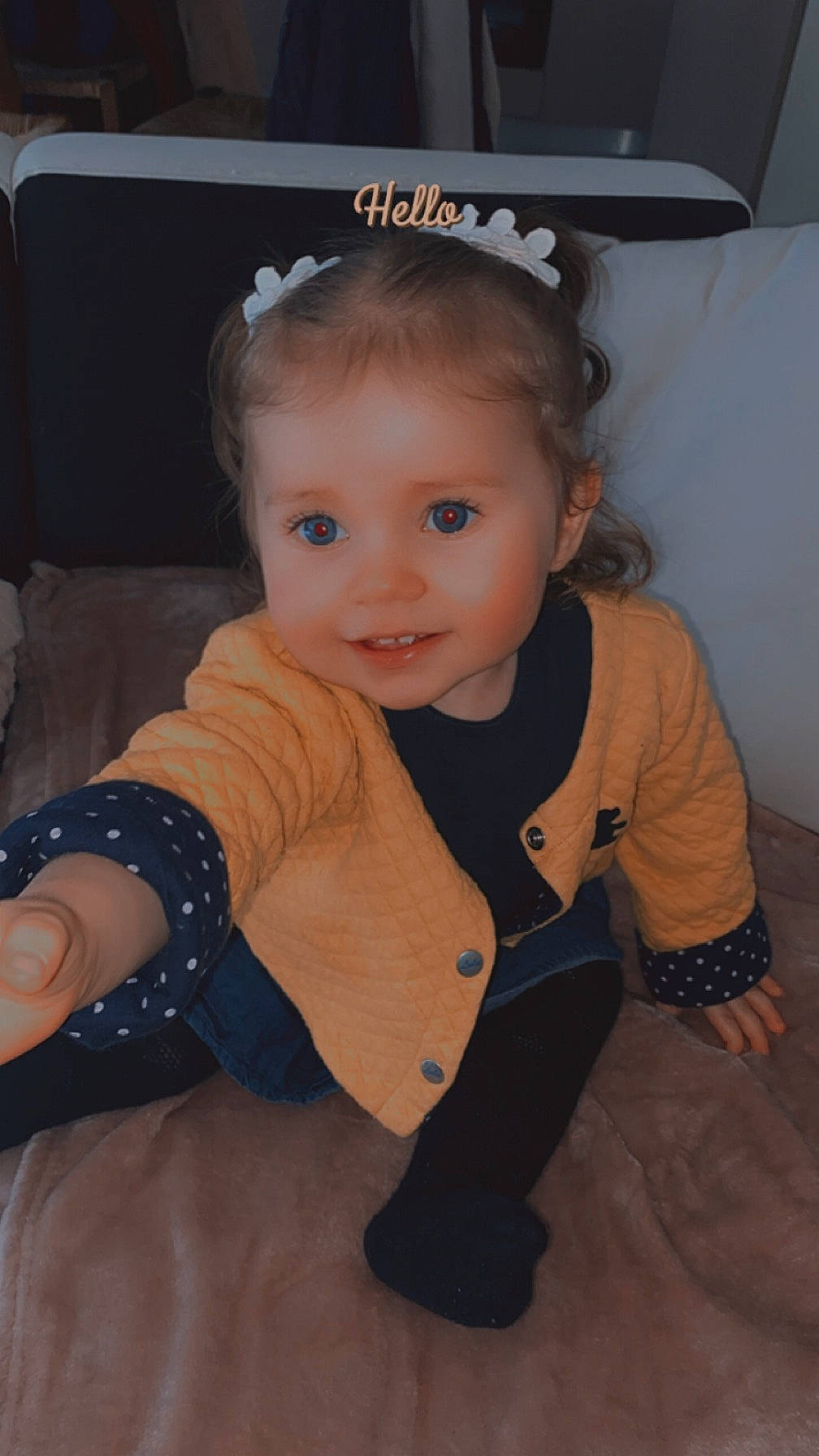 Aliya participe au concours pour gagner de l'argent avec cette photo : arm, baby_toddler_clothing, blond, cheek, child, clothing, cool, eye, eyelash, flash_photography, fun, hair, happy, head, headpiece, iris, person, skin, sleeve, smile