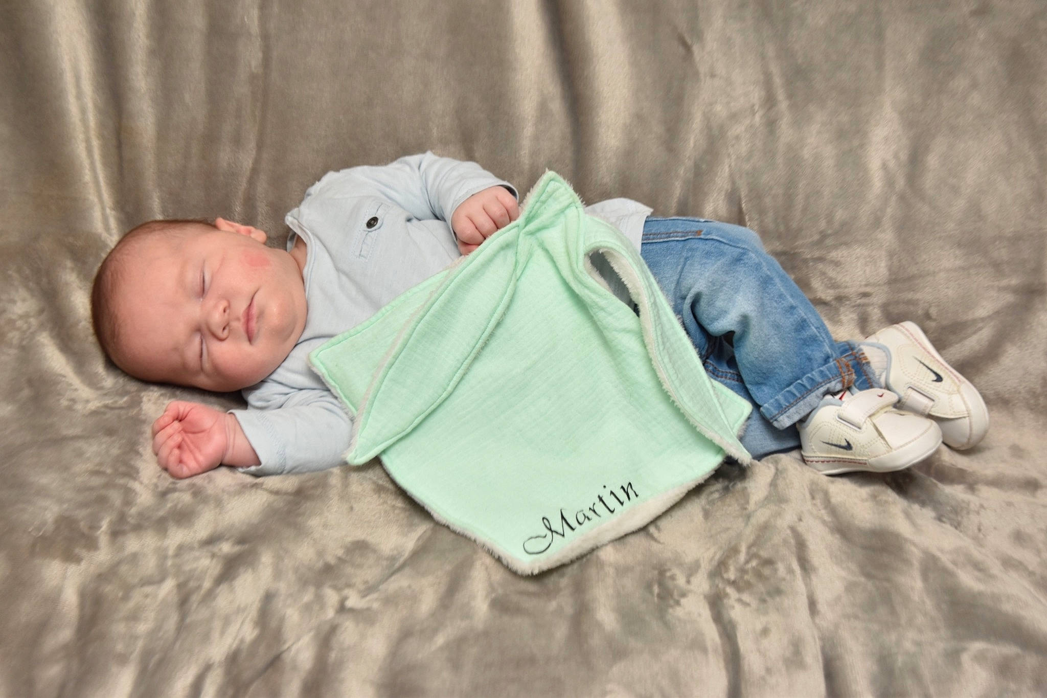 Martin a rejoint le concours — aidez-le/la à gagner de superbes lots ! baby, baby_products, baby_sleeping, baby_toddler_clothing, bedtime, child, comfort, denim, jeans, linens, nap, outdoor_shoe, person, product, sleep, toddler, walking_shoe