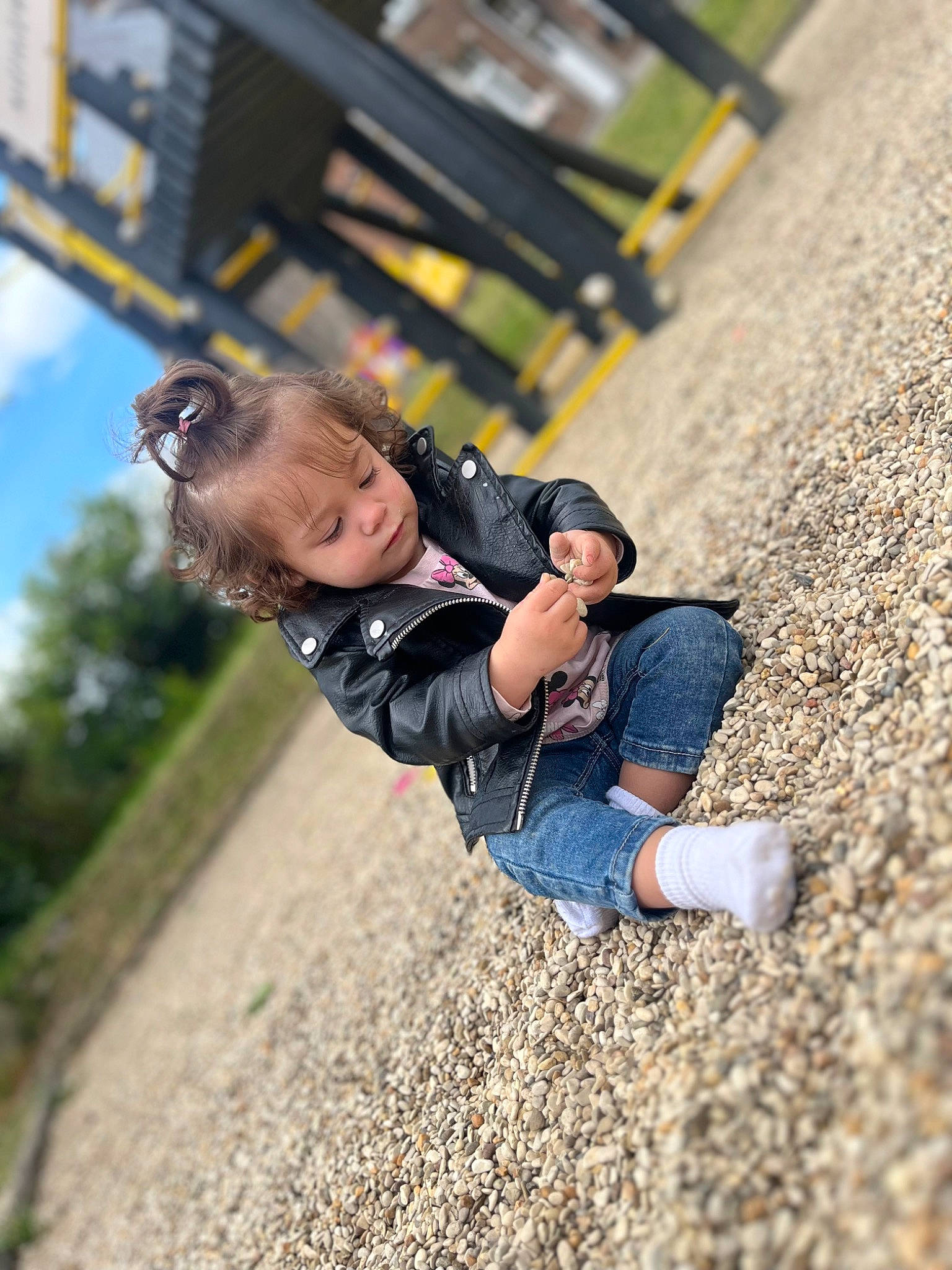 Thylia participe au concours pour gagner de l'argent avec cette photo : camera, child, city, denim, fun, grass, happy, jeans, leisure, outdoor_play_equipment, people_in_nature, person, play, playground, portrait_photography, recreation, sitting, soil, swing, toddler