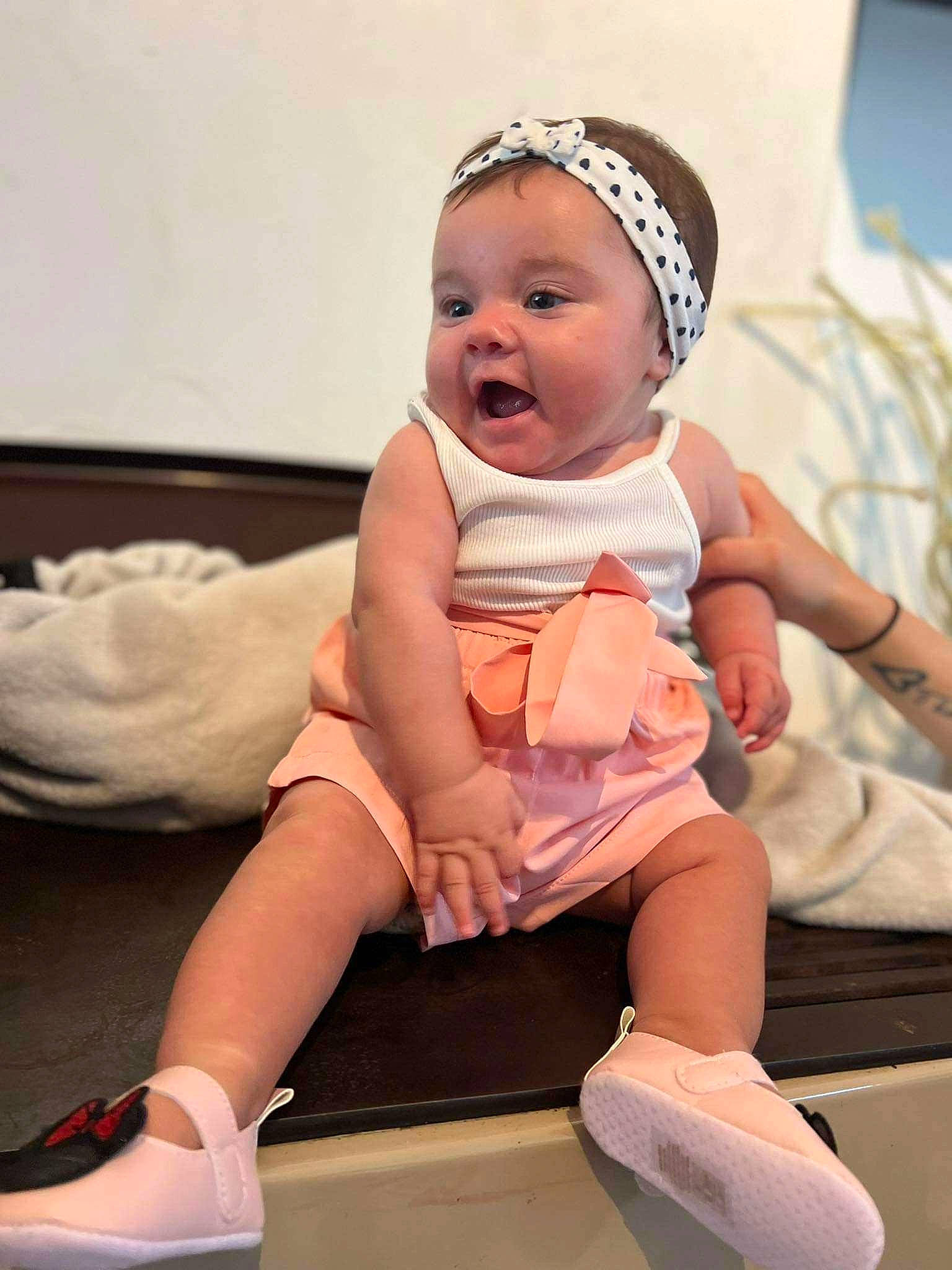 Thylia participe au concours pour gagner de l'argent avec cette photo : baby, baby_toddler_clothing, child, comfort, finger, foot, fun, happy, hat, human_leg, knee, leg, person, pink, shoe, skin, smile, sneakers, sock, thigh