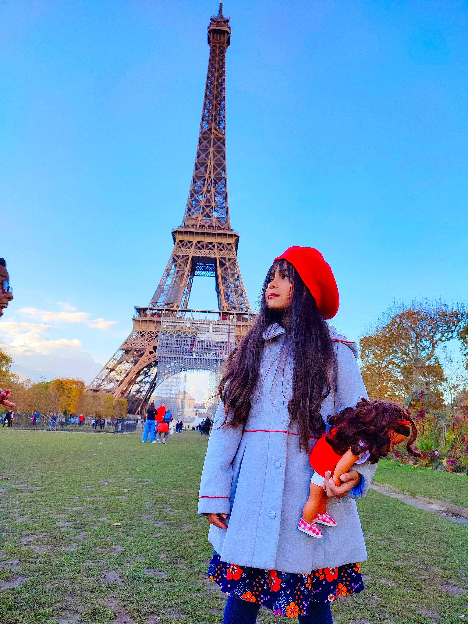 Tayma participe au concours pour gagner de l'argent avec cette photo : beauty, clothing, fun, grass, happy, leisure, people, people_in_nature, person, photograph, plant, red, sky, snapshot, street_fashion, summer, tartan, tower, travel, tree
