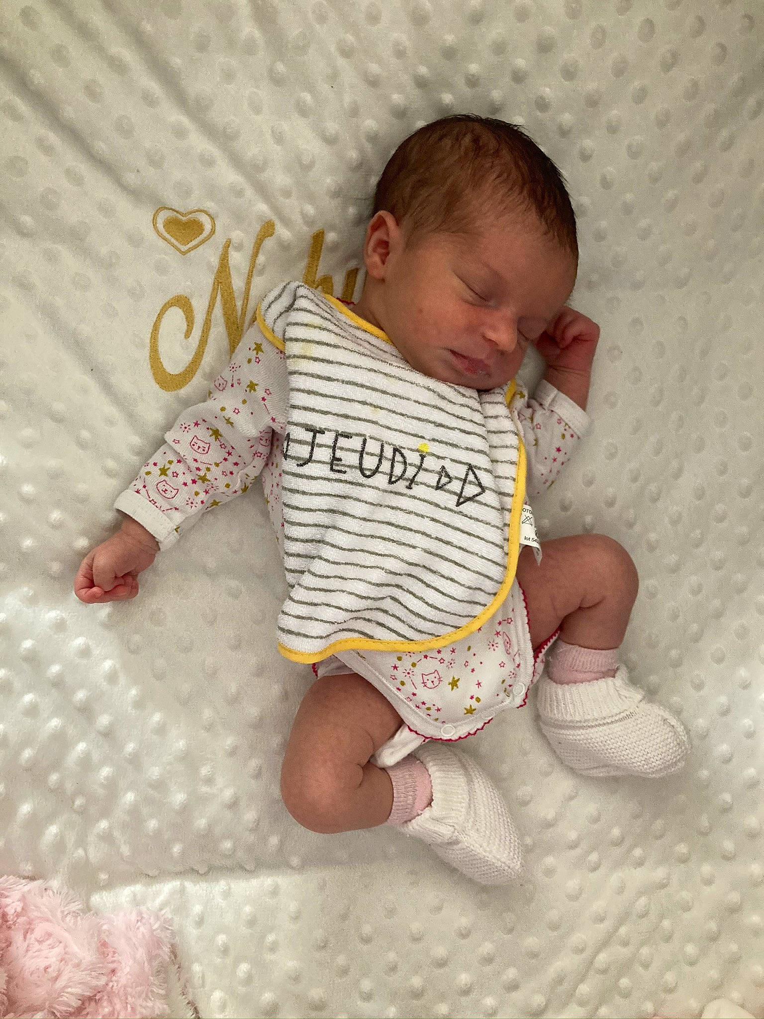 Nahya a rejoint le concours — aidez-le/la à gagner de superbes lots ! baby, baby_sleeping, baby_toddler_clothing, child, finger, hand, person, product, sitting, skin, sleeve, toddler