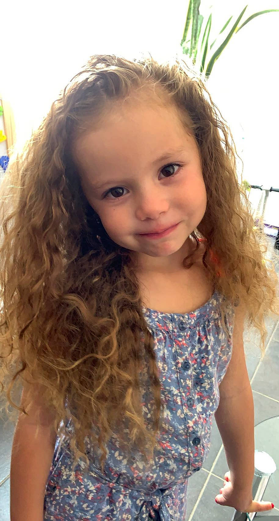 Elena participe au concours pour gagner de l'argent avec cette photo : beauty, blond, chin, electric_blue, eye, eyebrow, fun, grass, hair, hairstyle, happy, head, iris, joy, layered_hair, lip, long_hair, person, skin, smile