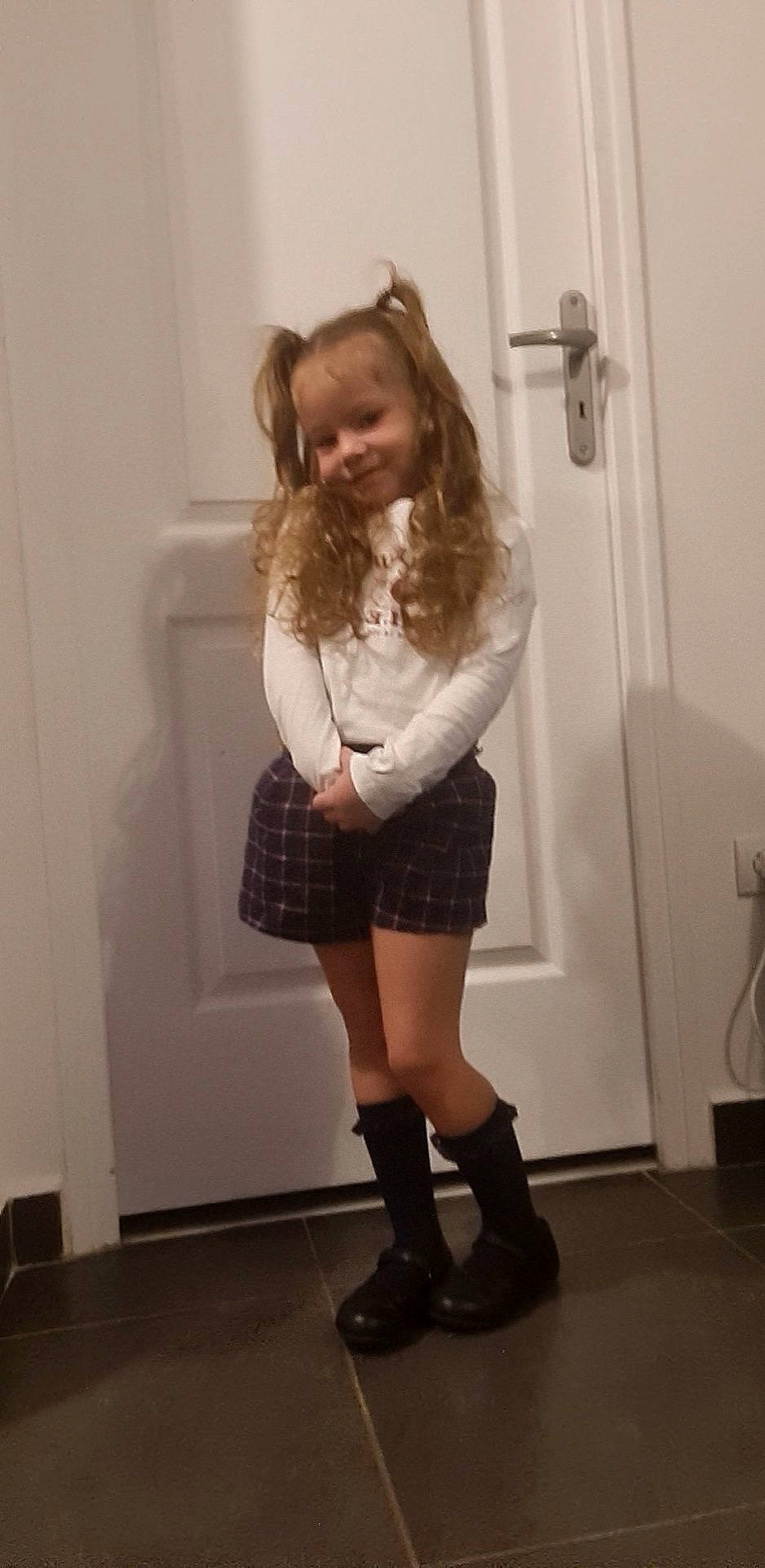 Elena a rejoint le concours — aidez-le/la à gagner de superbes lots ! blond, elbow, fashion_design, hair, human_leg, joint, joy, knee, knee_high_boot, leg, long_hair, person, plaid, riding_boot, shorts, shoulder, sleeve, smile, tartan, thigh