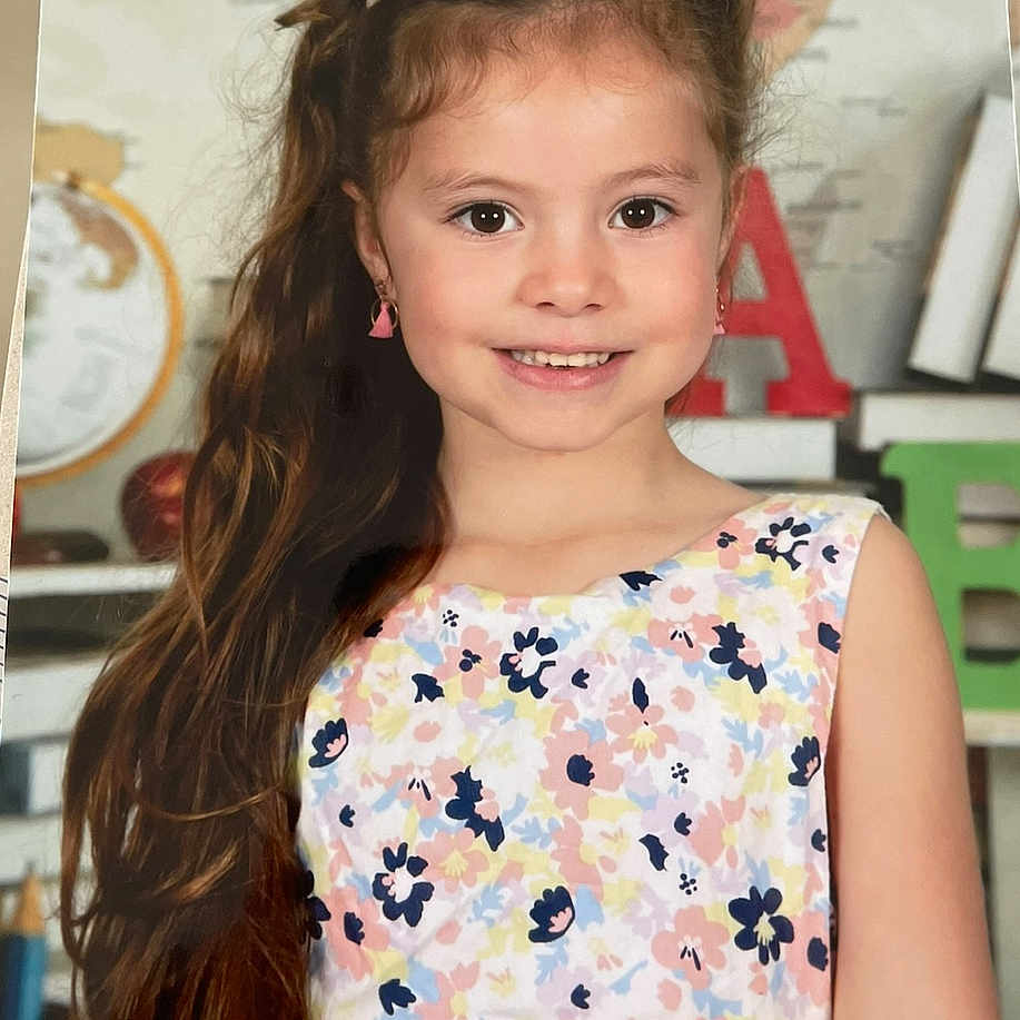 Elena a rejoint le concours — aidez-le/la à gagner de superbes lots ! accessories, blouse, bodypart, brownhair, child, clothing, dress, earring, face, female, girl, hair, happy, head, jewelry, person, photography, portrait, sleeve, smile