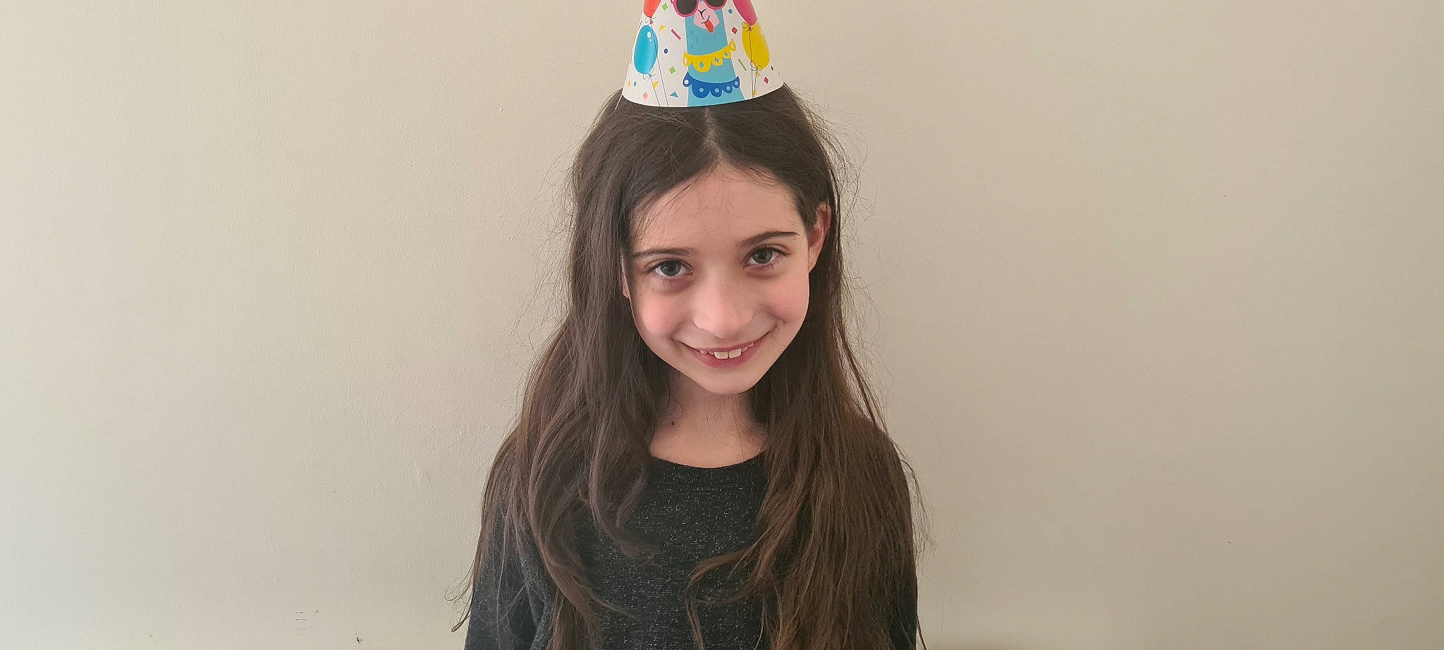 Noelyne a rejoint le concours — aidez-le/la à gagner de superbes lots ! beauty, cap, clothing, costume_hat, eyelash, face, flash_photography, fun, hairstyle, happy, head, headgear, headpiece, joy, long_hair, neck, party_hat, party_supply, person, sleeve