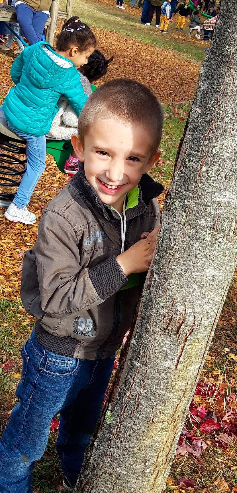 Landzo participe au concours pour gagner de l'argent avec cette photo : adaptation, child, fun, happy, joy, person, plant, play, smile, toddler, tree, trunk