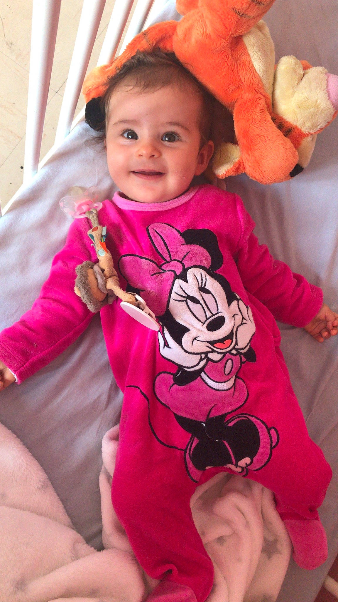 Lydia participe au concours pour gagner de l'argent avec cette photo : baby, baby_toddler_clothing, child, magenta, person, pink, play, sleeve, smile, toddler