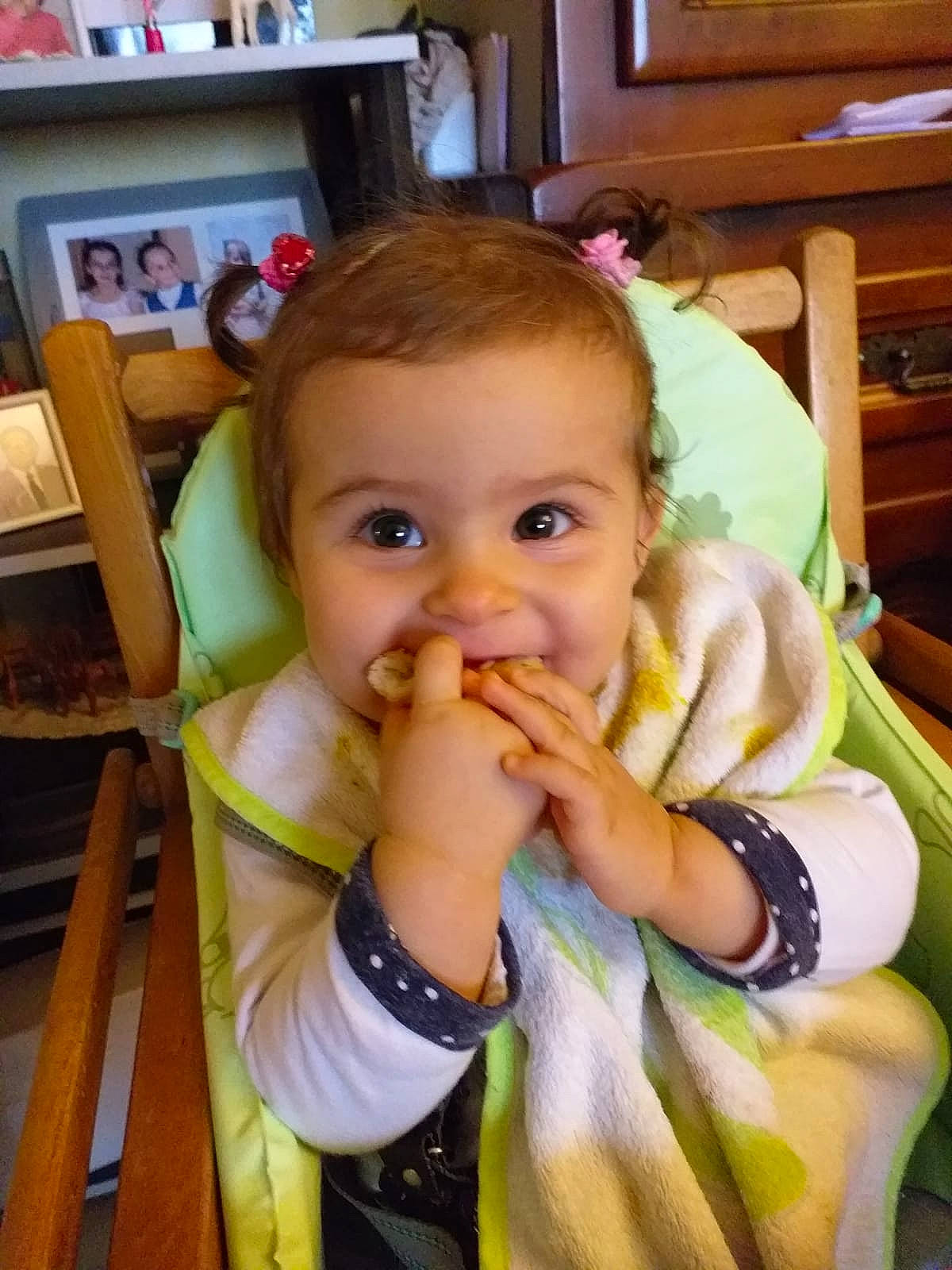 Lydia a rejoint le concours — aidez-le/la à gagner de superbes lots ! baby, child, eating, finger, food, joy, nose, person, thumb, toddler