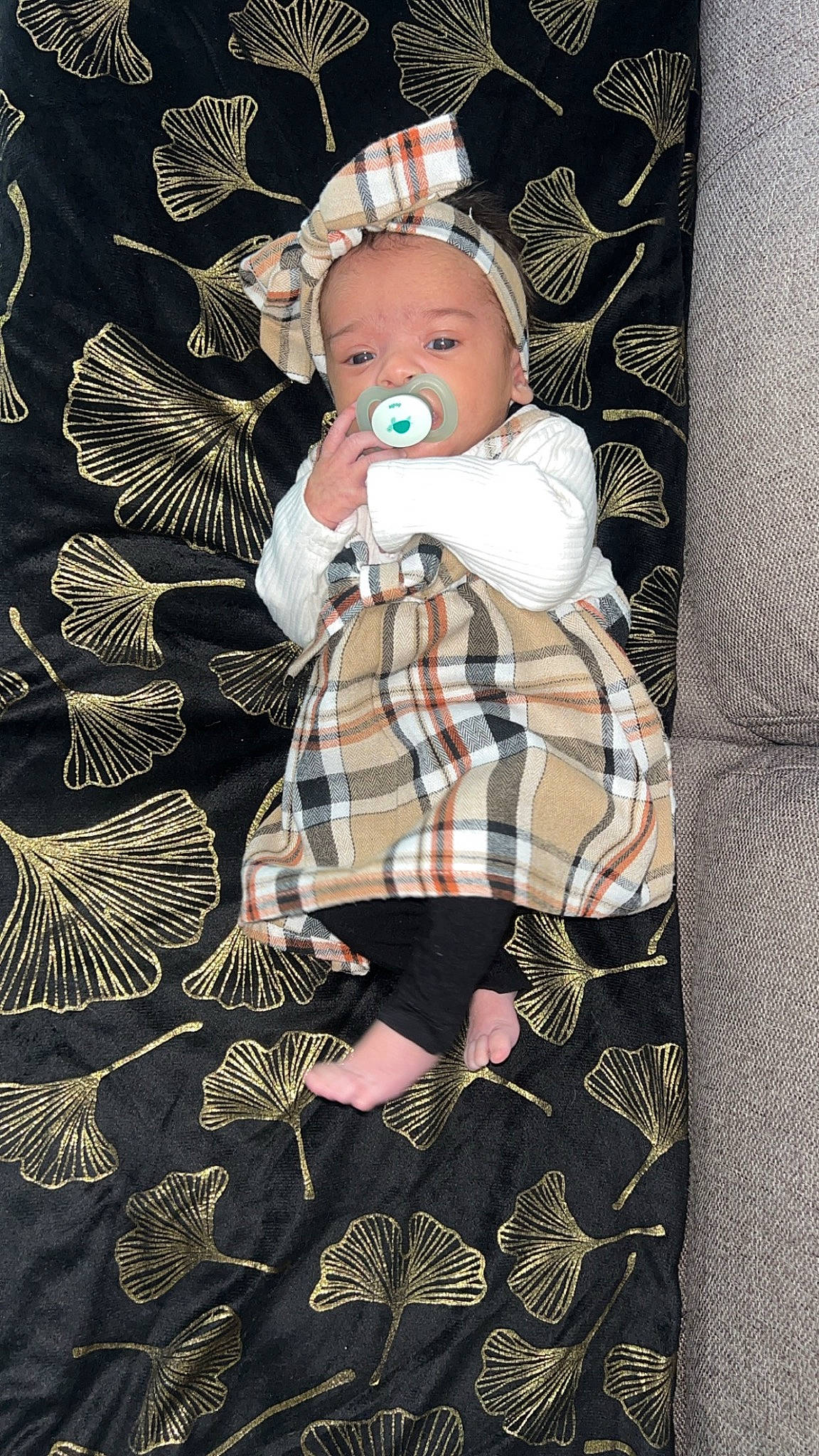 Rosalina participe au concours pour gagner de l'argent avec cette photo : baby, baby_products, baby_toddler_clothing, child, design, doll, event, eye, fictional_character, head, illustration, linens, pattern, person, plaid, room, sleeve, tartan, toddler, toy