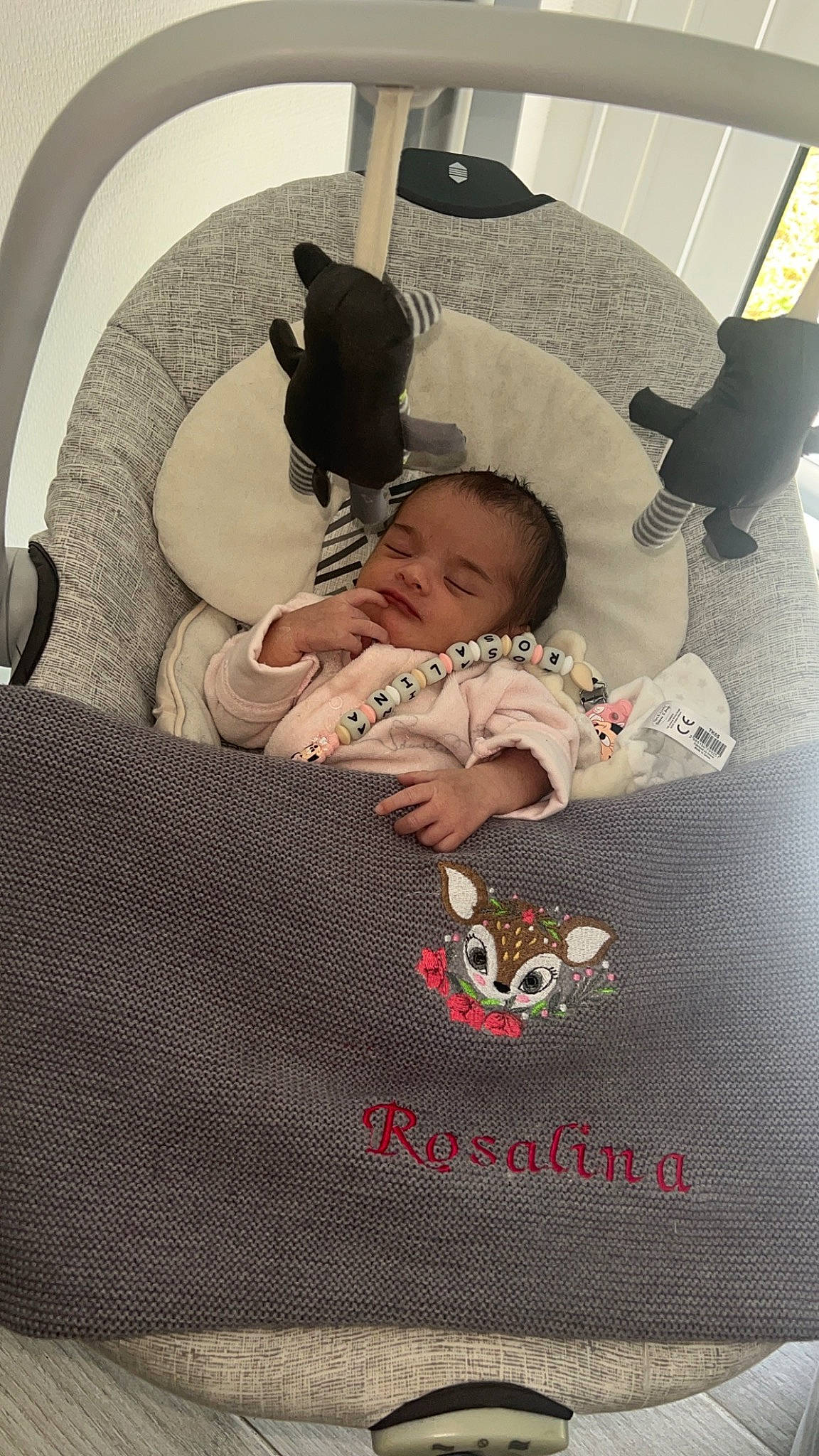 Rosalina participe au concours pour gagner de l'argent avec cette photo : baby, baby_products, baby_safety, baby_toddler_clothing, bedtime, child, comfort, flooring, fun, happy, linens, nap, person, room, sitting, toddler