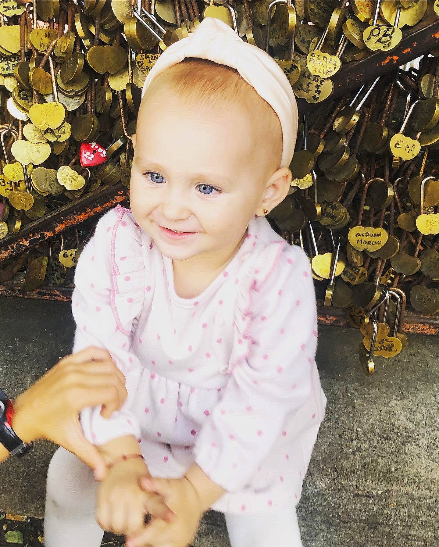 Delia participe au concours pour gagner de l'argent avec cette photo : baby, baby_toddler_clothing, cheek, child, cool, dress, eye, face, fashion_accessory, fun, grass, happy, head, joy, pattern, people_in_nature, person, pink, sitting, sleeve