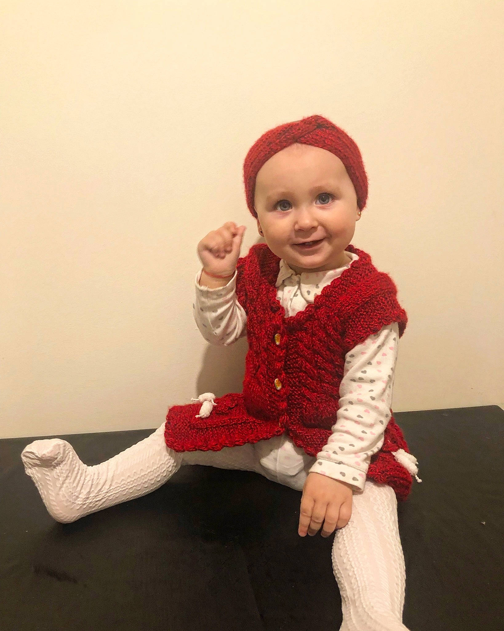 Delia participe au concours pour gagner de l'argent avec cette photo : baby, baby_toddler_clothing, cap, eye, finger, fun, happy, hat, headgear, headwear, human_body, human_leg, joy, knee, lap, leg, lip, person, sleeve, smile