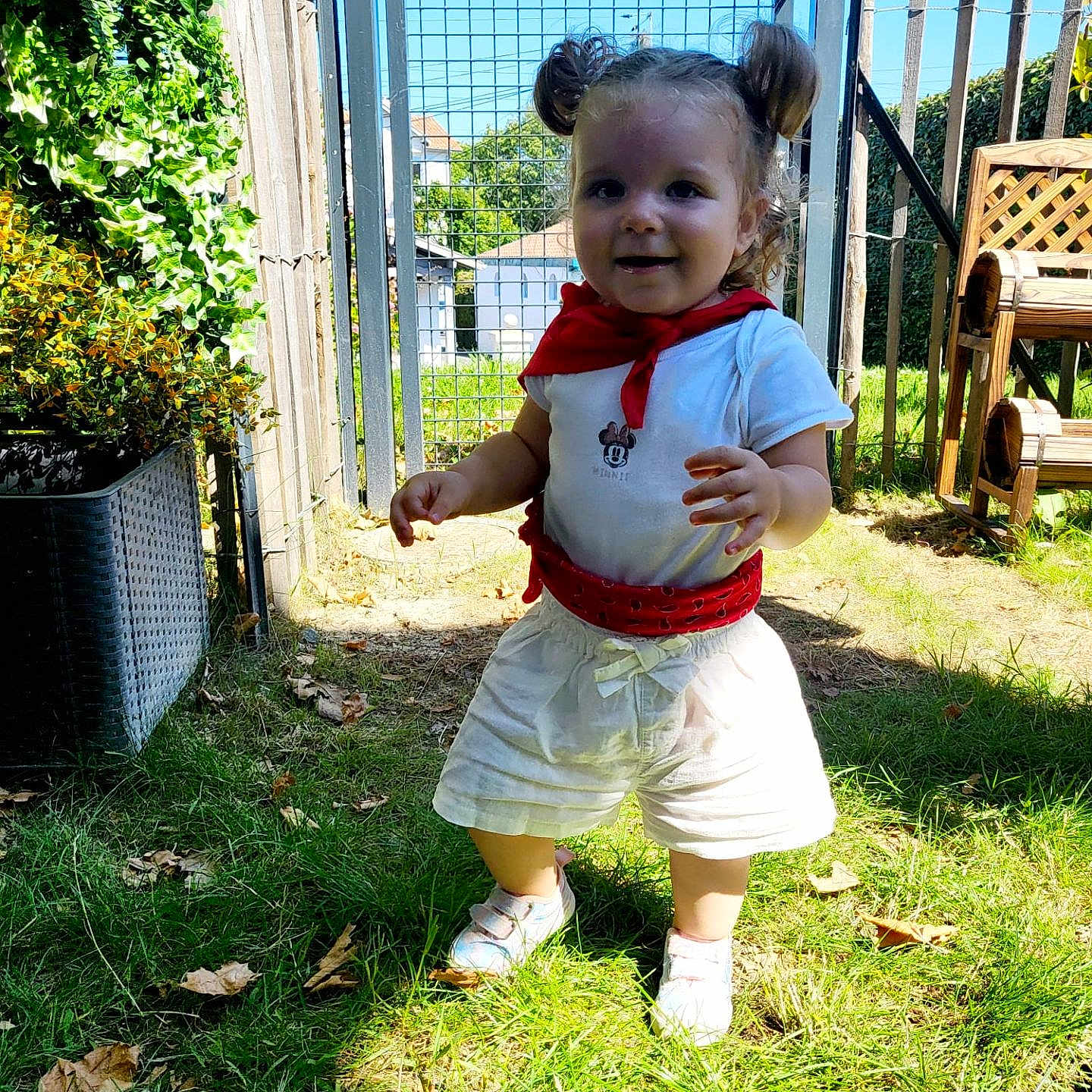 Léonie participe au concours pour gagner de l'argent avec cette photo : backyard, clothing, face, grass, head, herbal, herbs, jar, nature, outdoors, person, photography, plant, planter, portrait, pottedplant, pottery, shorts, vase, yard
