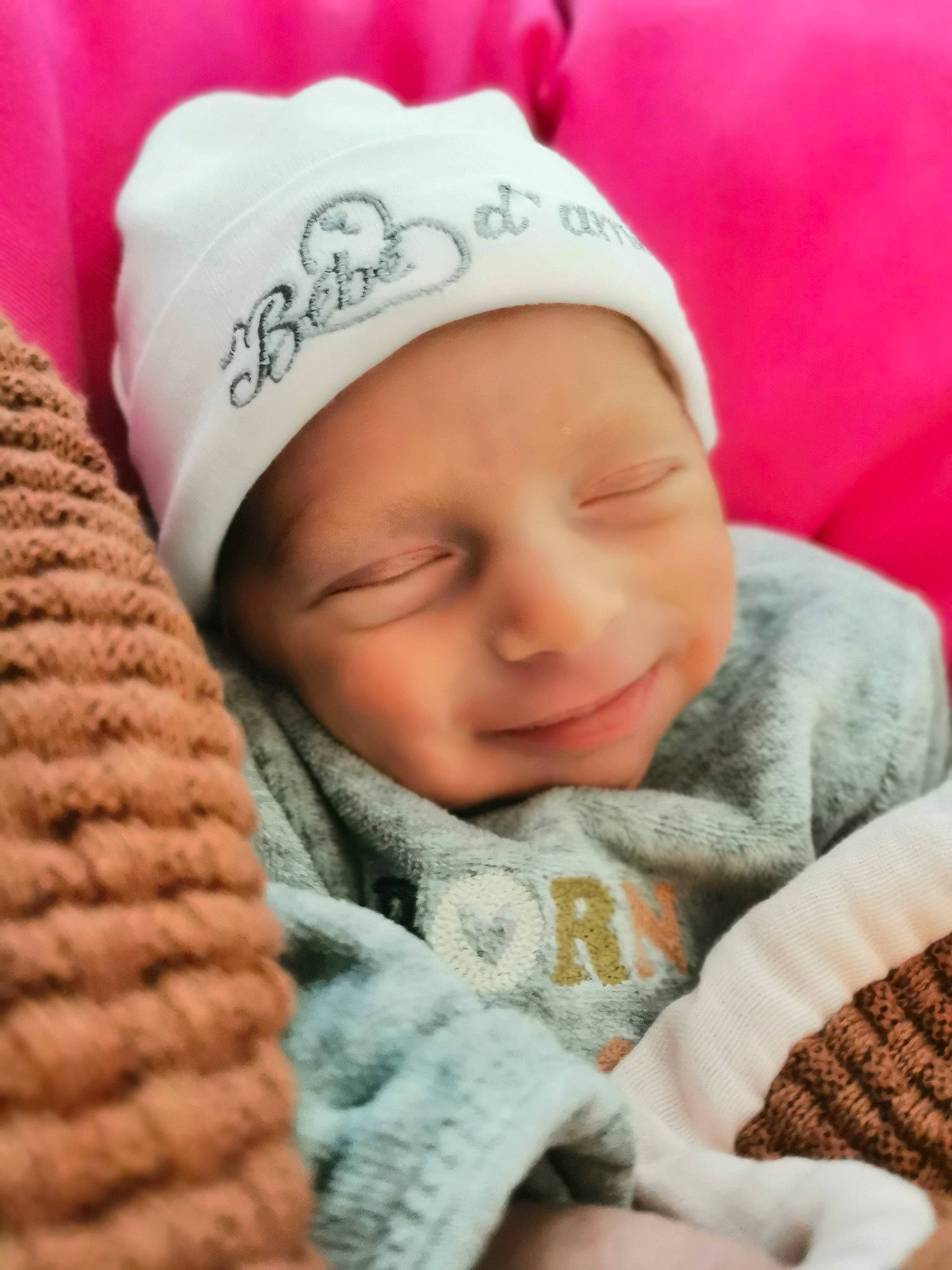 Noelia participe au concours pour gagner de l'argent avec cette photo : baby, baby_sleeping, cap, cheek, child, chin, comfort, facial_expression, finger, headgear, headwear, human, lip, mouth, nose, organ, outerwear, people, person, skin