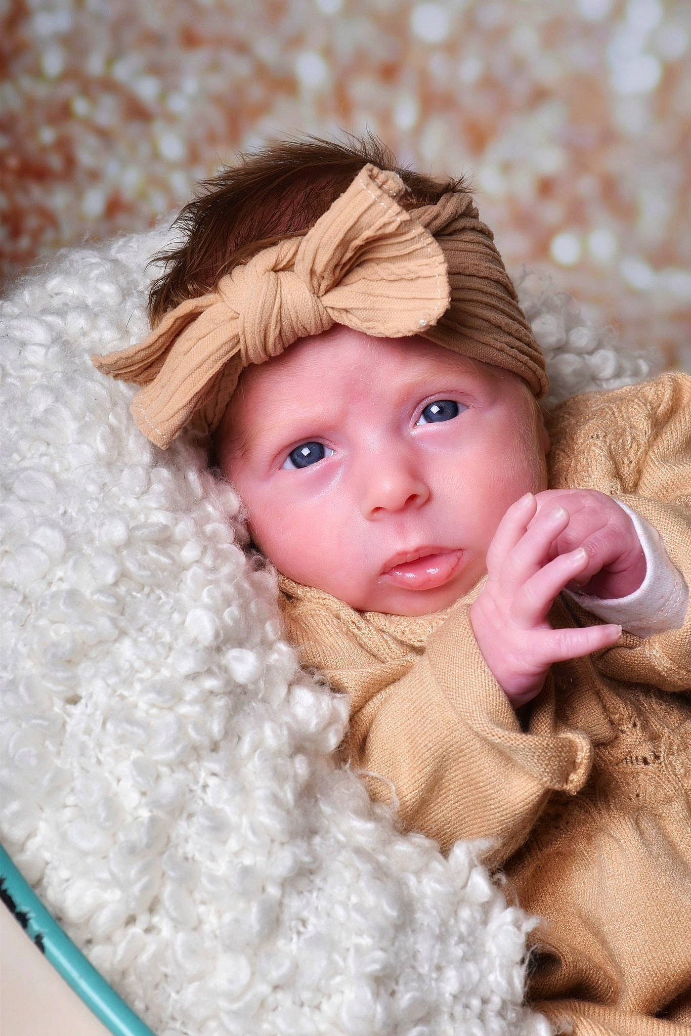 Noelia a rejoint le concours — aidez-le/la à gagner de superbes lots ! baby, baby_toddler_clothing, cheek, chin, eye, eyebrow, eyelash, face, flash_photography, fur_clothing, happy, head, headgear, headwear, lip, nose, outerwear, person, pink, skin