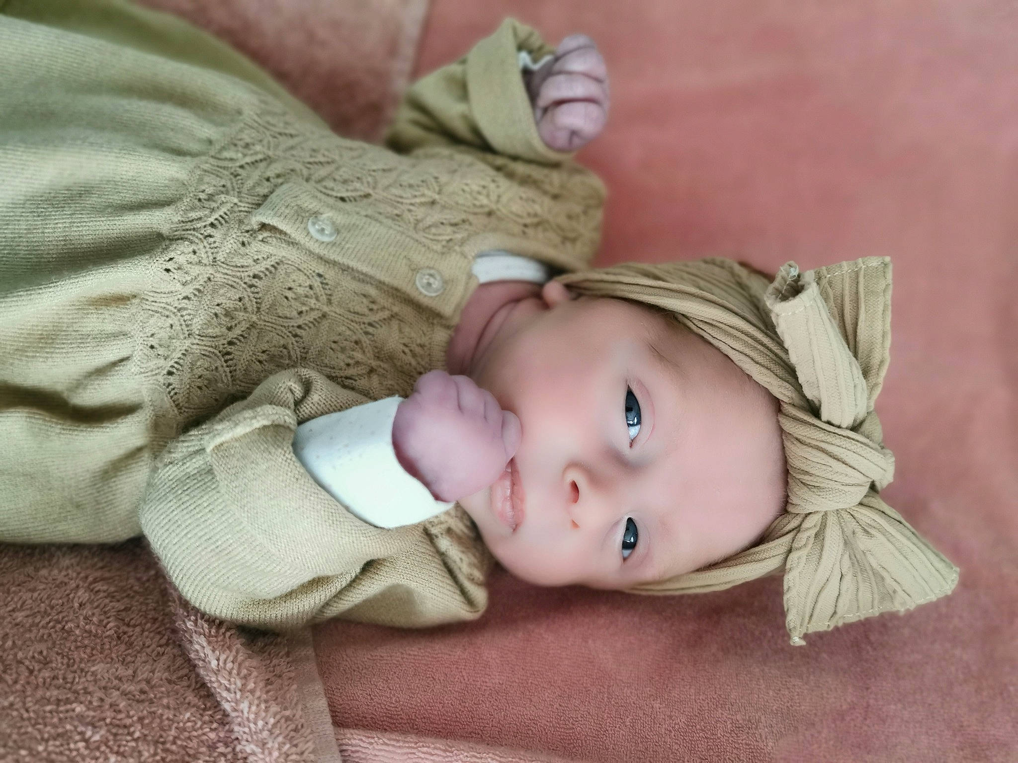 Noelia participe au concours pour gagner de l'argent avec cette photo : baby, baby_toddler_clothing, blond, cheek, child, chin, comfort, eye, gesture, grass, hand, head, headgear, headwear, lip, mouth, nose, person, skin, sleeve