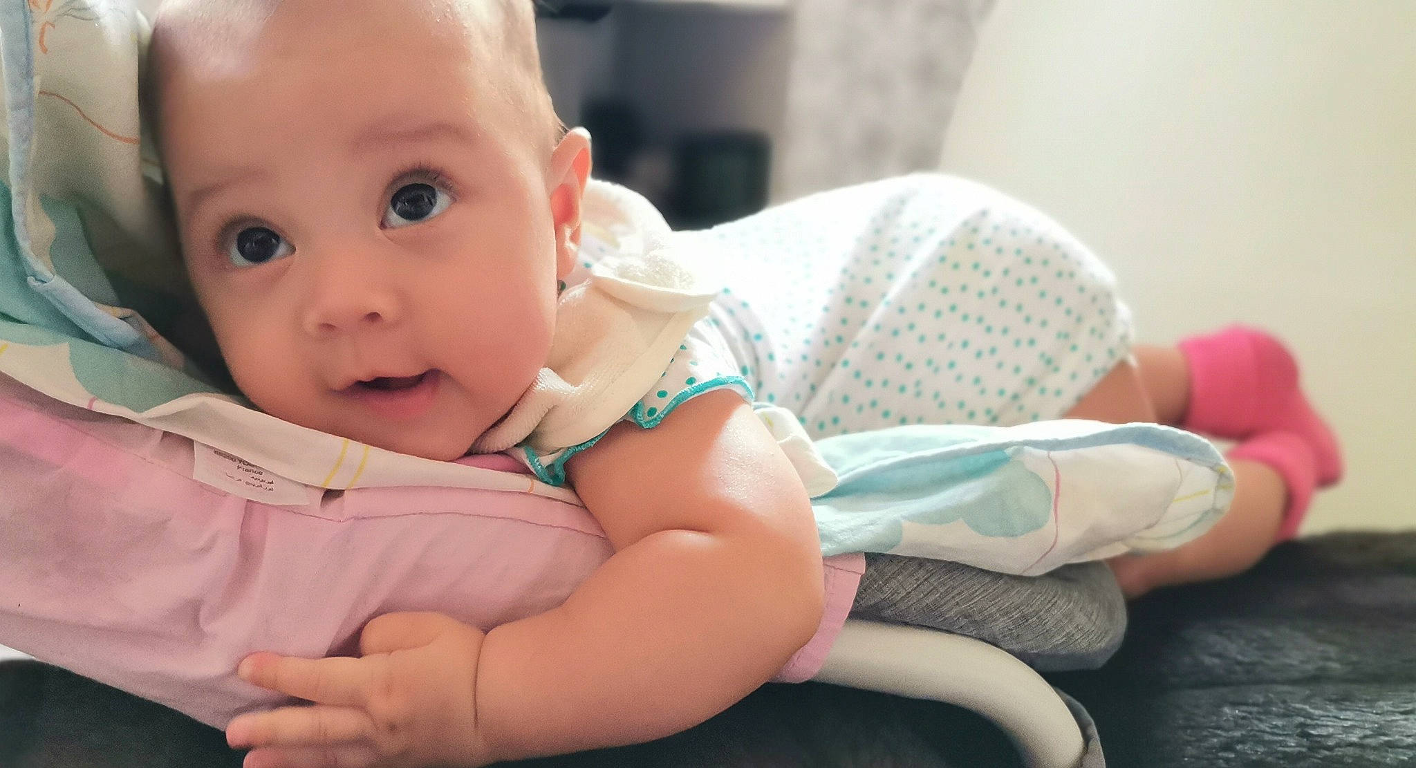 Giulia Pearl participe au concours pour gagner de l'argent avec cette photo : baby, baby_products, baby_safety, baby_sleeping, baby_toddler_clothing, cheek, child, comfort, finger, gesture, happy, human, iris, linens, nail, person, sitting, skin, surprise, thumb