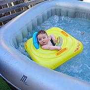 Nathan a rejoint le concours — aidez-le/la à gagner de superbes lots ! baby, bubbles, child, curious, fun, headrest, inflatable, inflatable_pool, outdoor, plastic, playtime, pool_edge, relaxing, safety, sitting, summer, water, water_toys, yellow_float, young_child