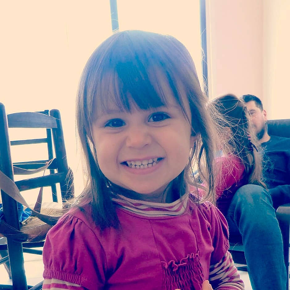 Nora participe au concours pour gagner de l'argent avec cette photo : blue, chair, cool, couch, ear, eyelash, facial_expression, gesture, hairstyle, happy, human_body, iris, jaw, joy, leisure, mammal, mouth, neck, person, shoulder