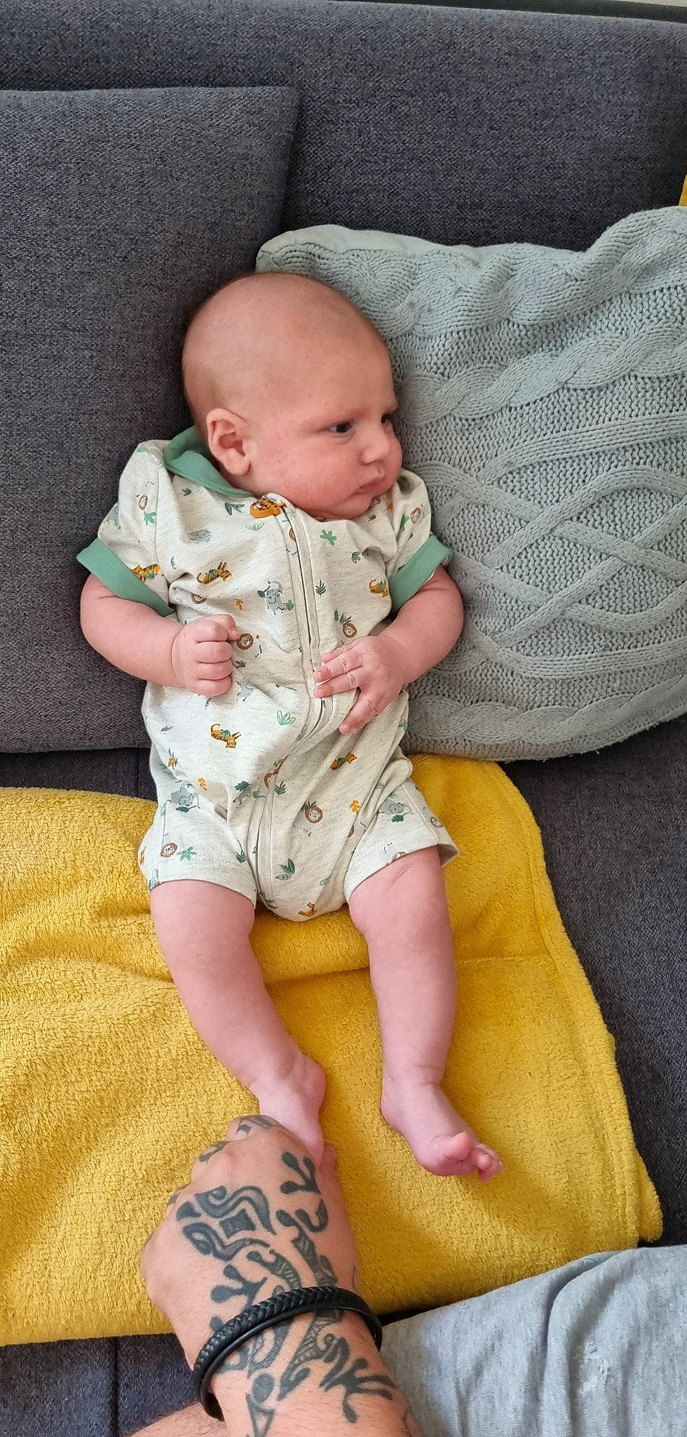 Pablo participe au concours pour gagner de l'argent avec cette photo : abdomen, baby, baby_toddler_clothing, barefoot, cheek, child, comfort, flesh, foot, human_body, human_leg, knee, lap, linens, pattern, person, sitting, skin, sleeve, thigh