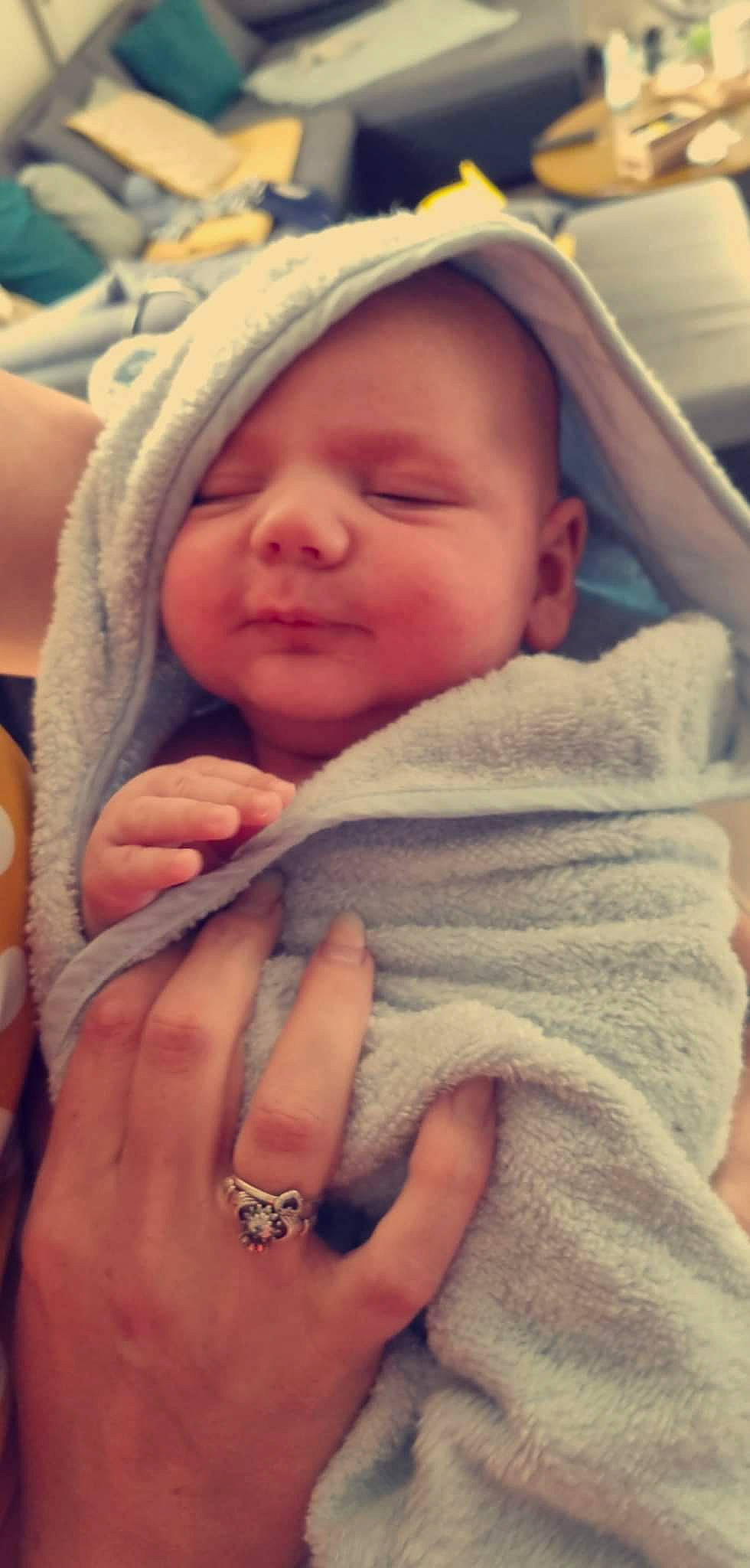 Pablo participe au concours pour gagner de l'argent avec cette photo : baby, baby_sleeping, beauty, cheek, child, chin, comfort, eyebrow, facial_expression, finger, gesture, hand, human, mouth, nose, organ, person, skin, thumb, toddler