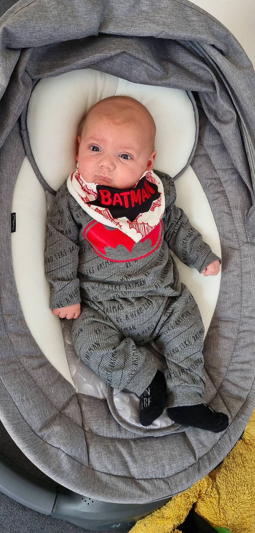 Pablo a rejoint le concours — aidez-le/la à gagner de superbes lots ! baby, baby_carriage, baby_products, baby_toddler_clothing, carmine, cheek, child, circle, comfort, eye, face, grey, happy, head, human_body, pattern, person, personal_protective_equipment, sitting, sleeve