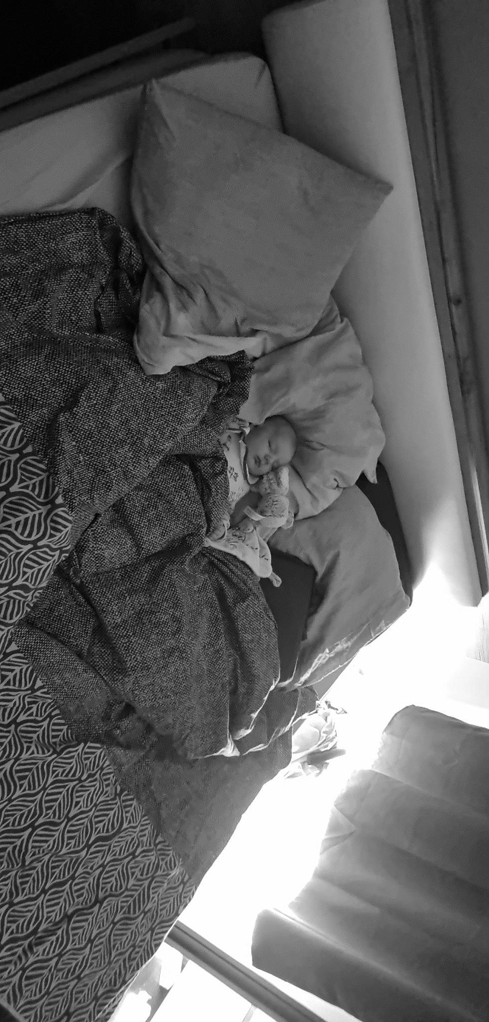 Pablo a rejoint le concours — aidez-le/la à gagner de superbes lots ! baby, black_and_white, comfort, elbow, eye, flooring, grey, human_body, human_leg, leg, linens, mammal, monochrome, monochrome_photography, person, room, sleeve, style, tints_and_shades, vertebrate