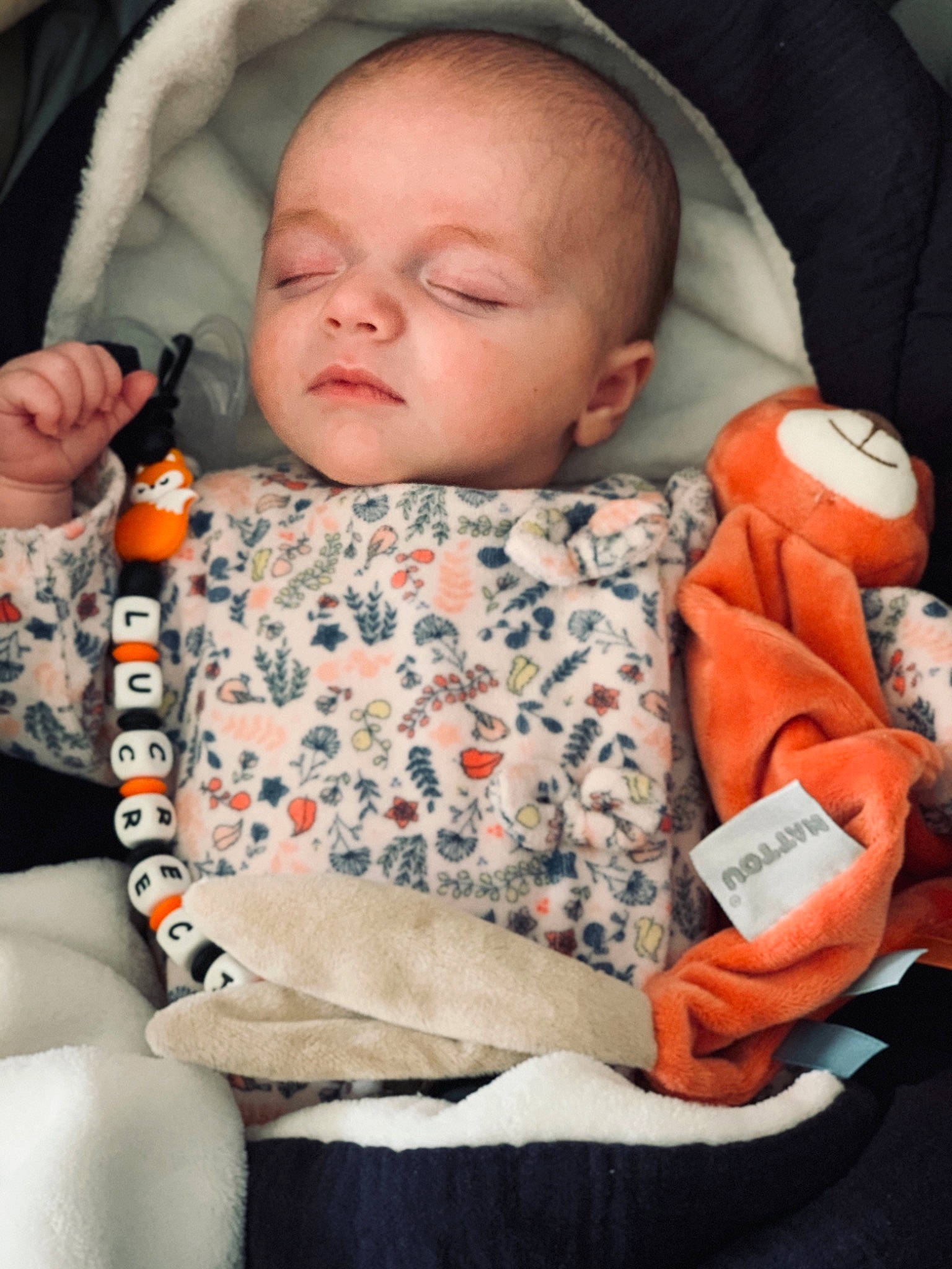 Lucrecia a rejoint le concours — aidez-le/la à gagner de superbes lots ! baby, baby_sleeping, baby_toddler_clothing, beauty, cheek, child, comfort, facial_expression, finger, human, linens, mouth, orange, people, person, product, sitting, skin, sleeve, textile