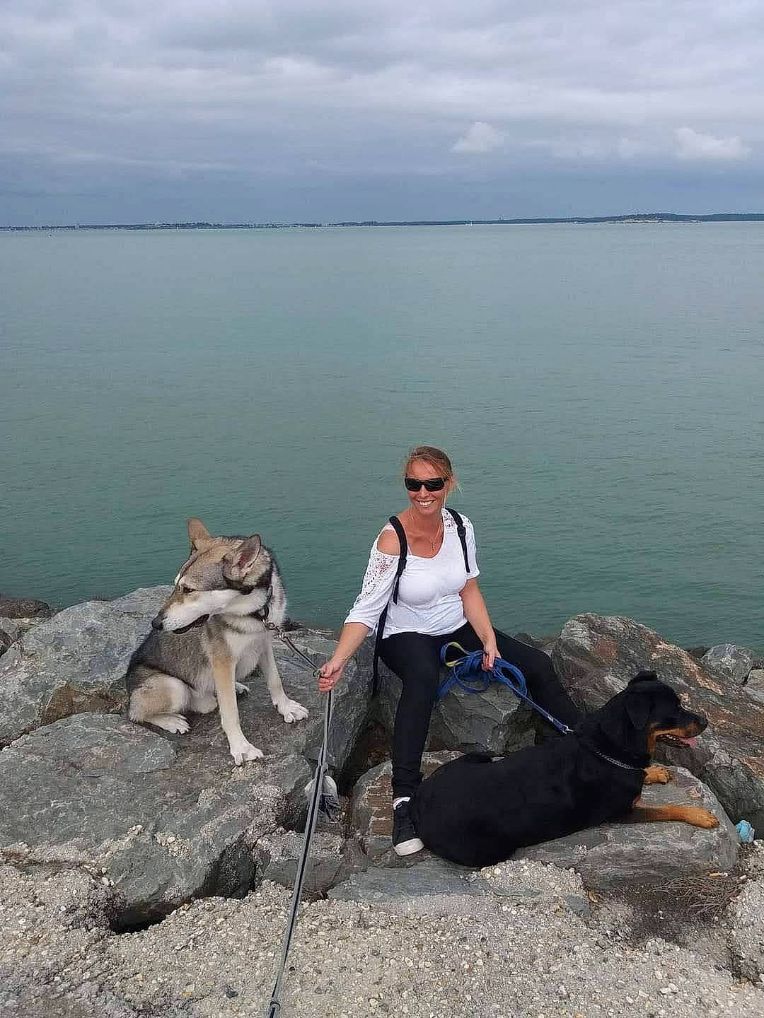 Shana a rejoint le concours — aidez-le/la à gagner de superbes lots ! backpack, bag, cloud, coastal_and_oceanic_landforms, fun, headland, horizon, lake, landscape, leisure, luggage_and_bags, recreation, shore, sitting, sky, sunglasses, terrain, travel, water, wood