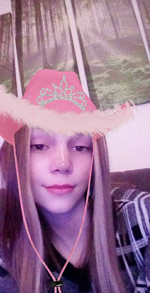 Maëva a rejoint le concours — aidez-le/la à gagner de superbes lots ! cap, costume_hat, cowboy_hat, eyelash, fashion_accessory, feathered_hair, flash_photography, fun, happy, hat, headgear, headwear, lip, magenta, person, pink, portrait_photography, purple, street_fashion, sun_hat