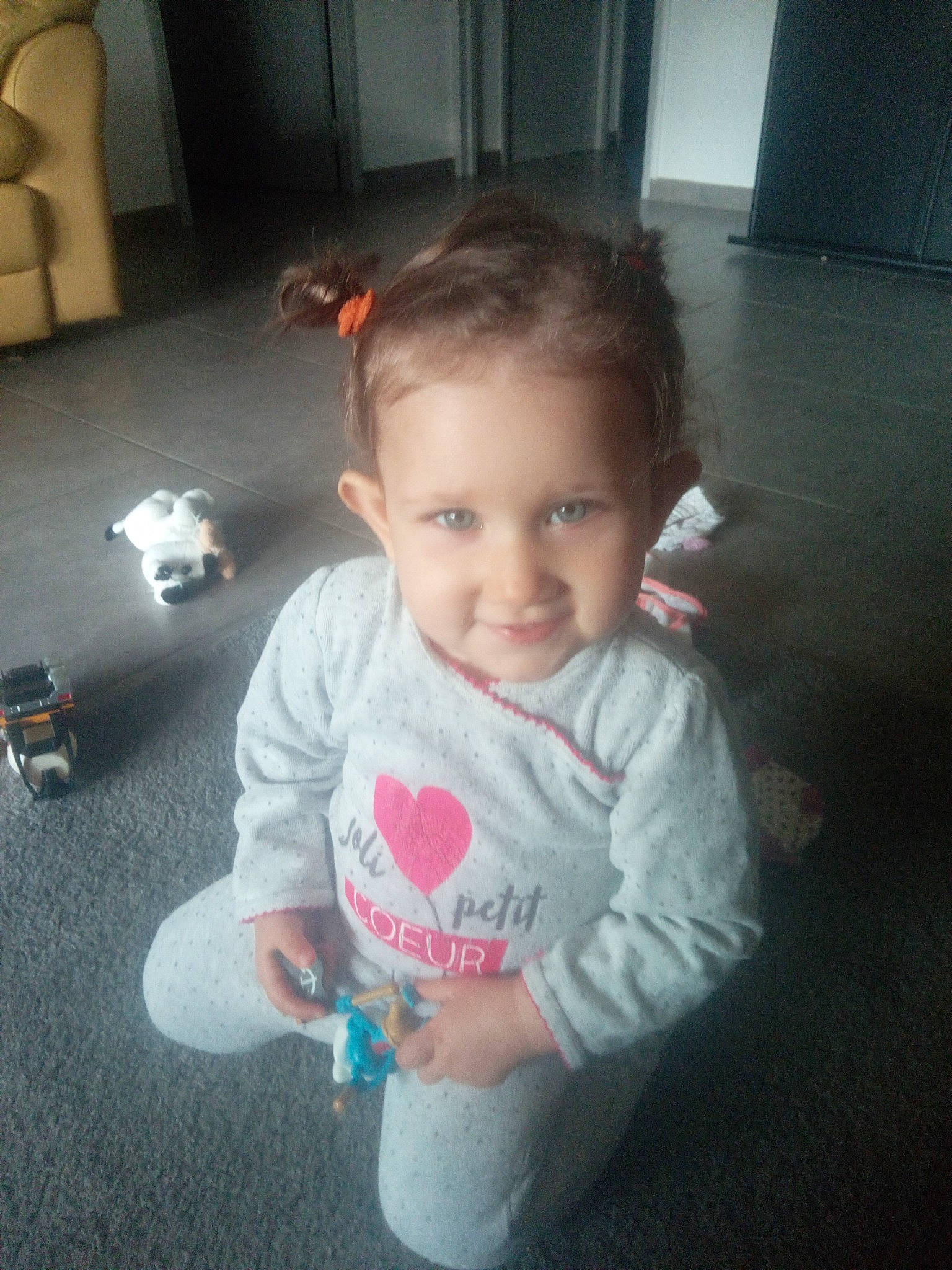 Chamss Ophélie participe au concours pour gagner de l'argent avec cette photo : baby, baby_toddler_clothing, cheek, facial_expression, floor, flooring, fun, hair, hairstyle, happy, head, iris, joy, mouth, nose, person, skin, sleeve, smile, standing