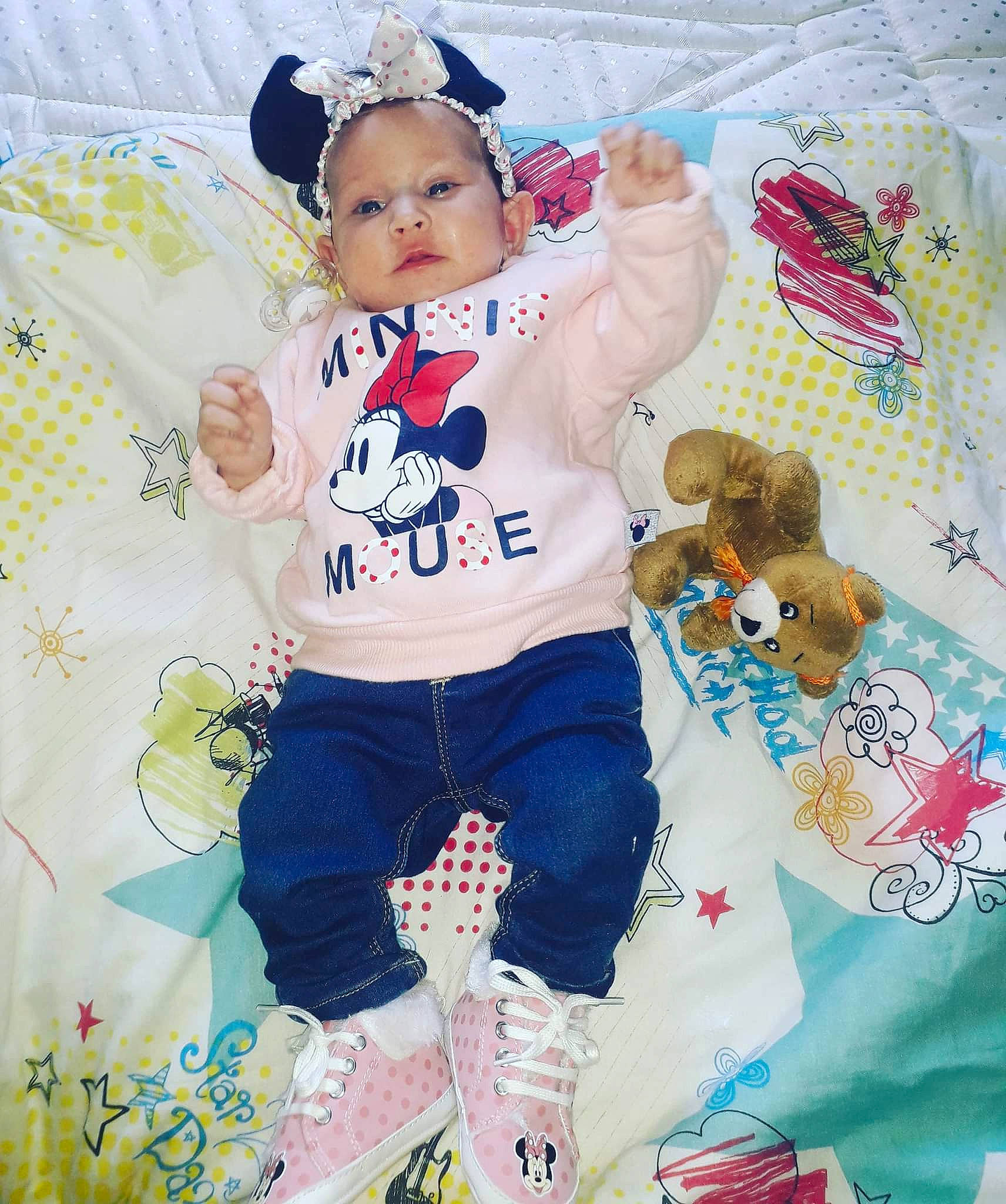 Chamss Ophélie participe au concours pour gagner de l'argent avec cette photo : aqua, art, baby, baby_products, baby_toddler_clothing, child, costume, denim, font, happy, linens, pattern, person, pink, sleeve, t_shirt, thigh, toddler, visual_arts, white