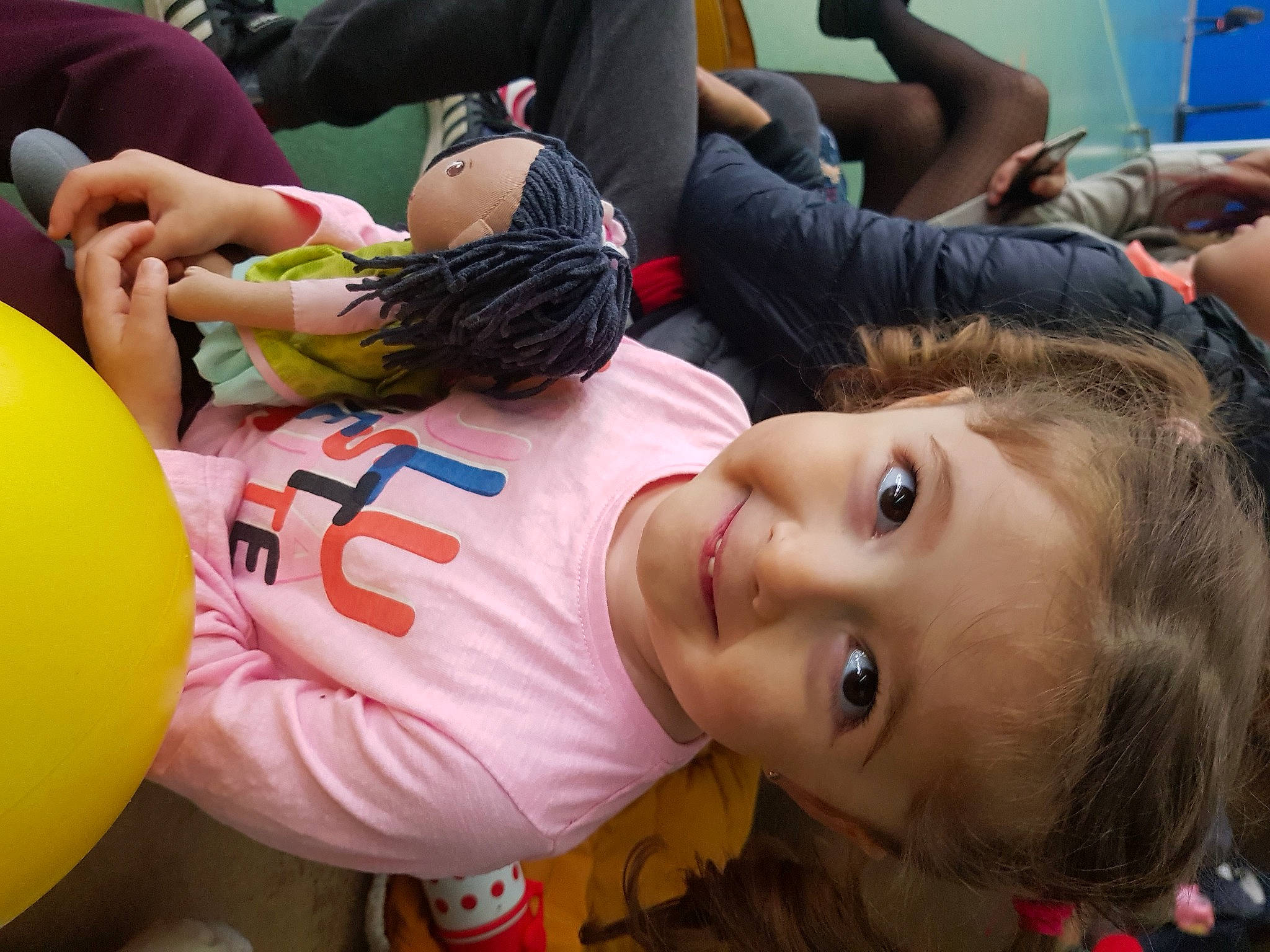 Emy participe au concours pour gagner de l'argent avec cette photo : arm, balloon, beauty, black_hair, child, clothing, event, eyelash, friendship, fun, grass, happy, human_body, joy, leisure, party_supply, person, recreation, sitting, snapshot